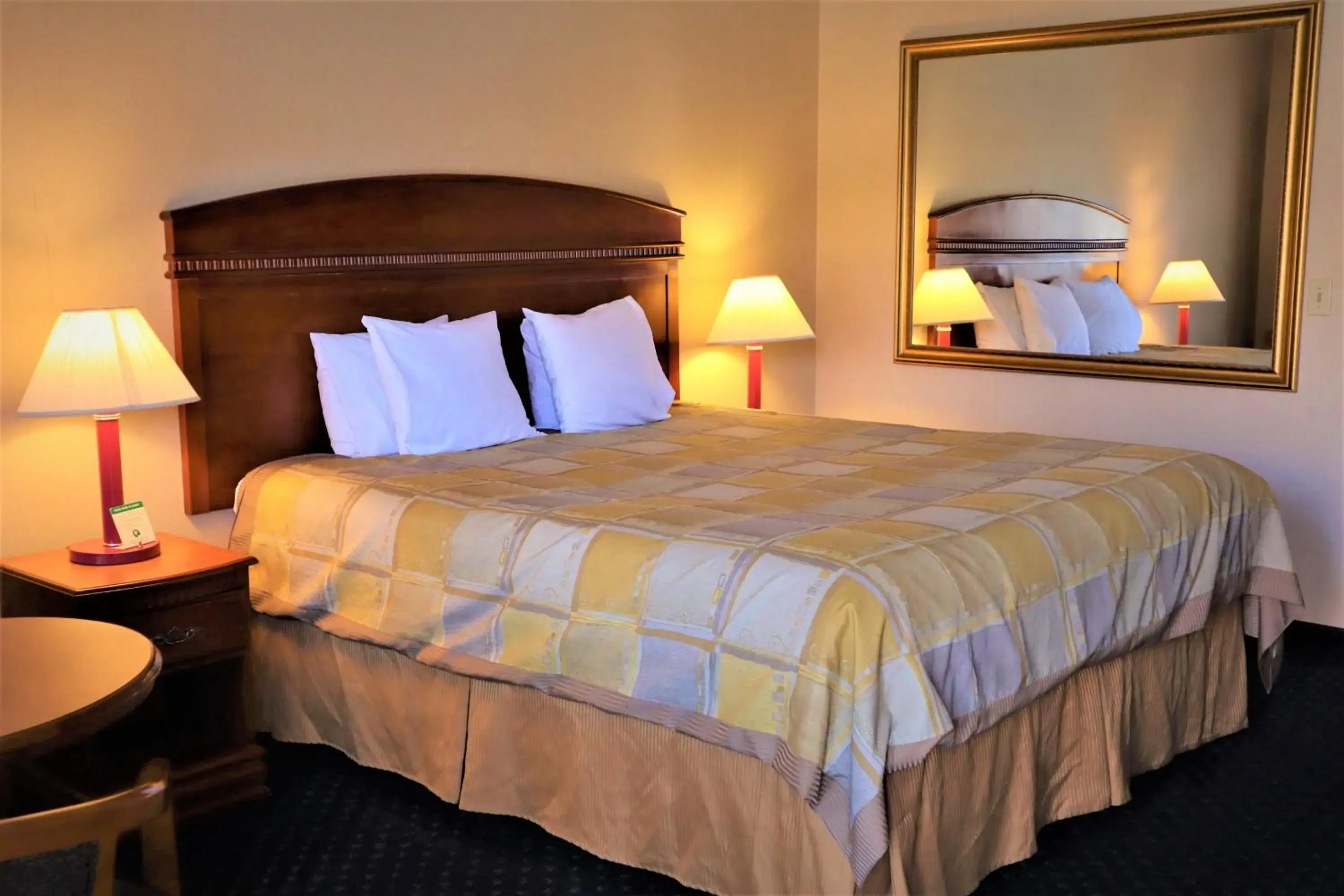 King Room - Non-Smoking in Starlight Inn & Suites Motel 29 Palms Joshua Tree National Park King Room - Non-Smoking in Starlight Inn & Suites Motel 29 Palms Joshua Tree National Park