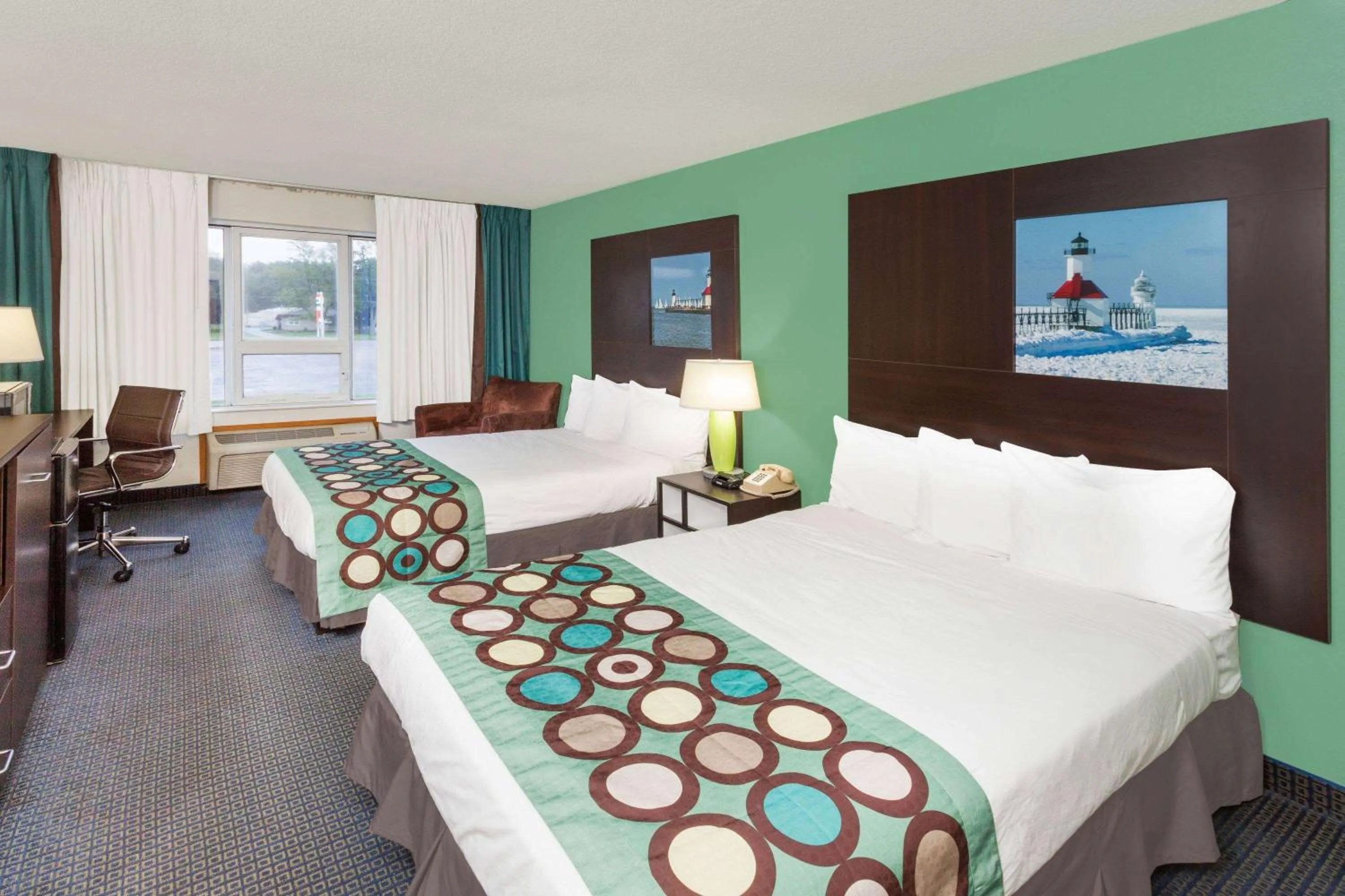 Photo of the whole room, Bed in Super 8 by Wyndham Stevensville St Joseph