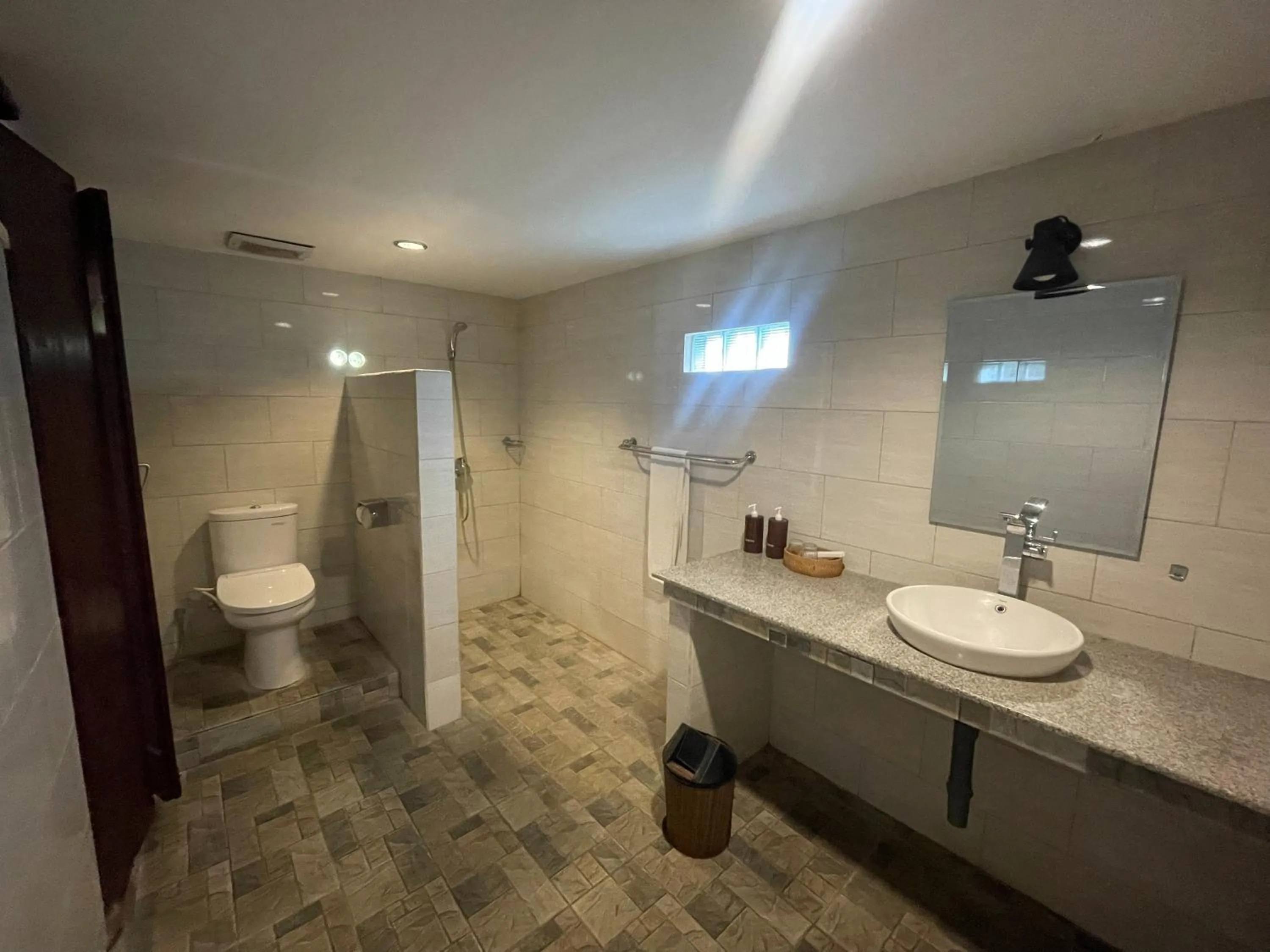 Shower in Graha Madesimon