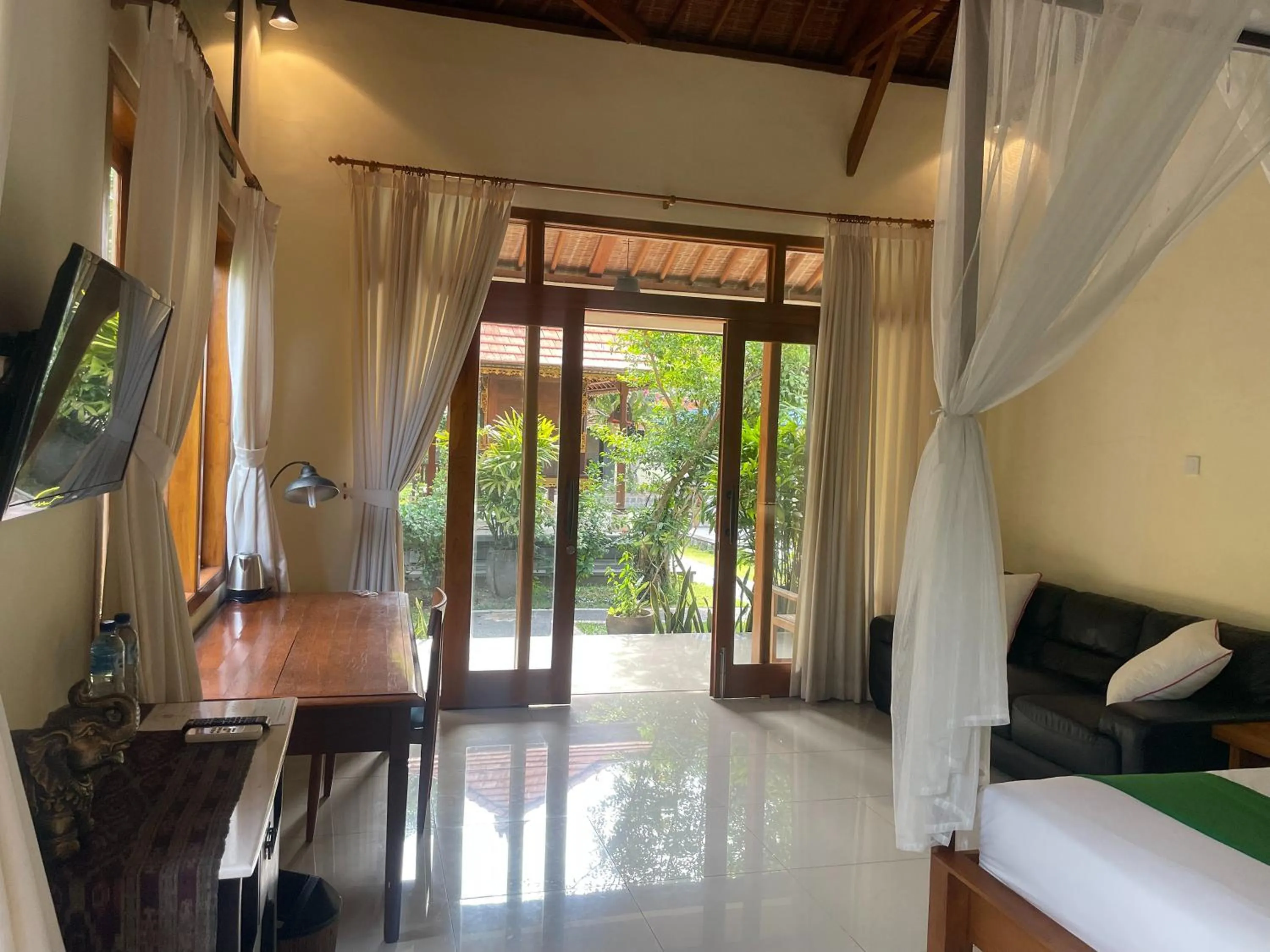 Photo of the whole room, Bed in Graha Madesimon