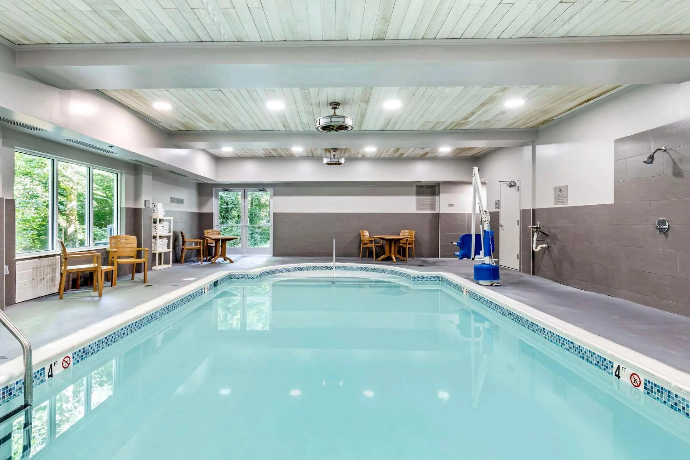Swimming pool in Country Inn & Suites by Radisson, Annapolis, MD