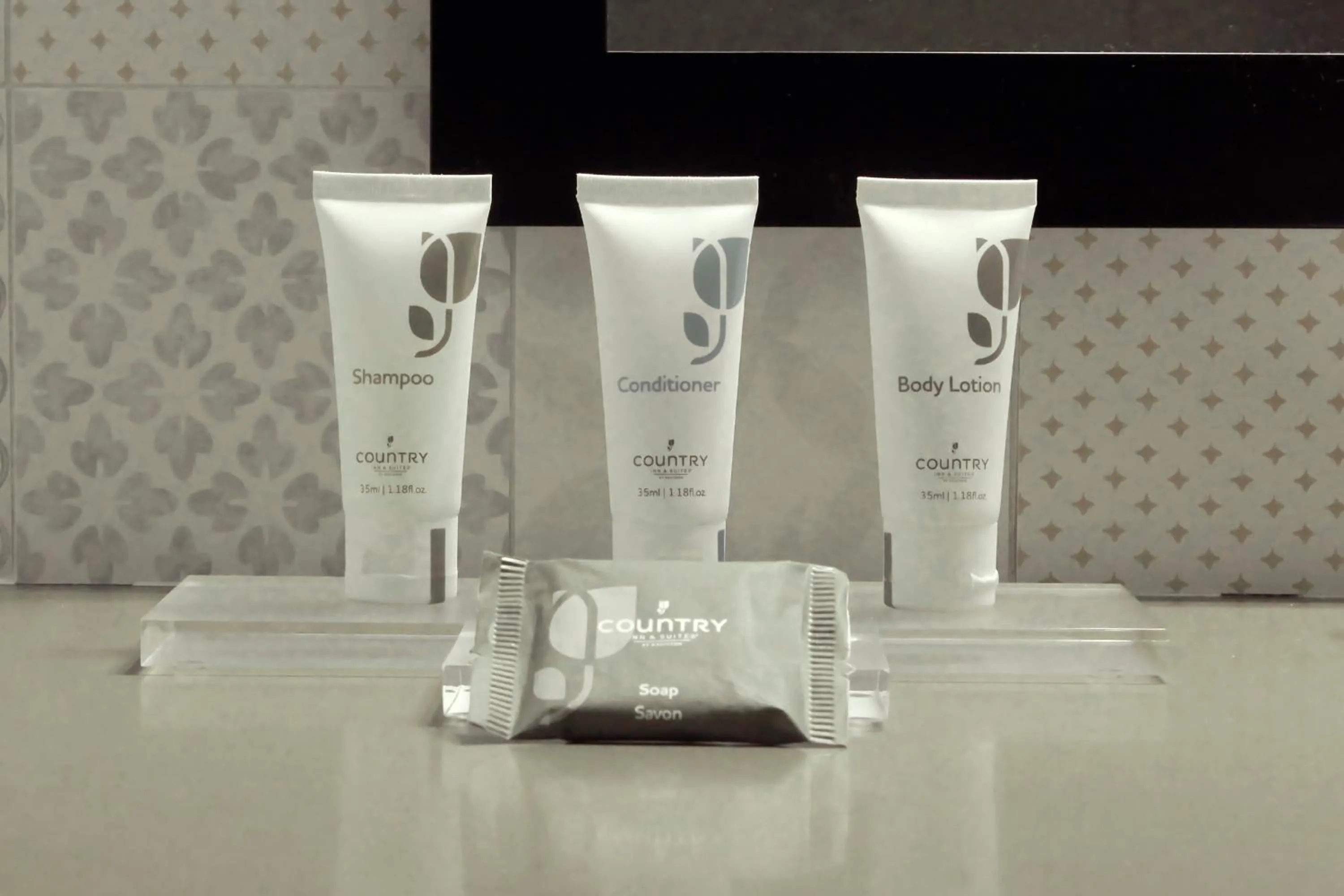 Bathroom in Country Inn & Suites by Radisson, Annapolis, MD