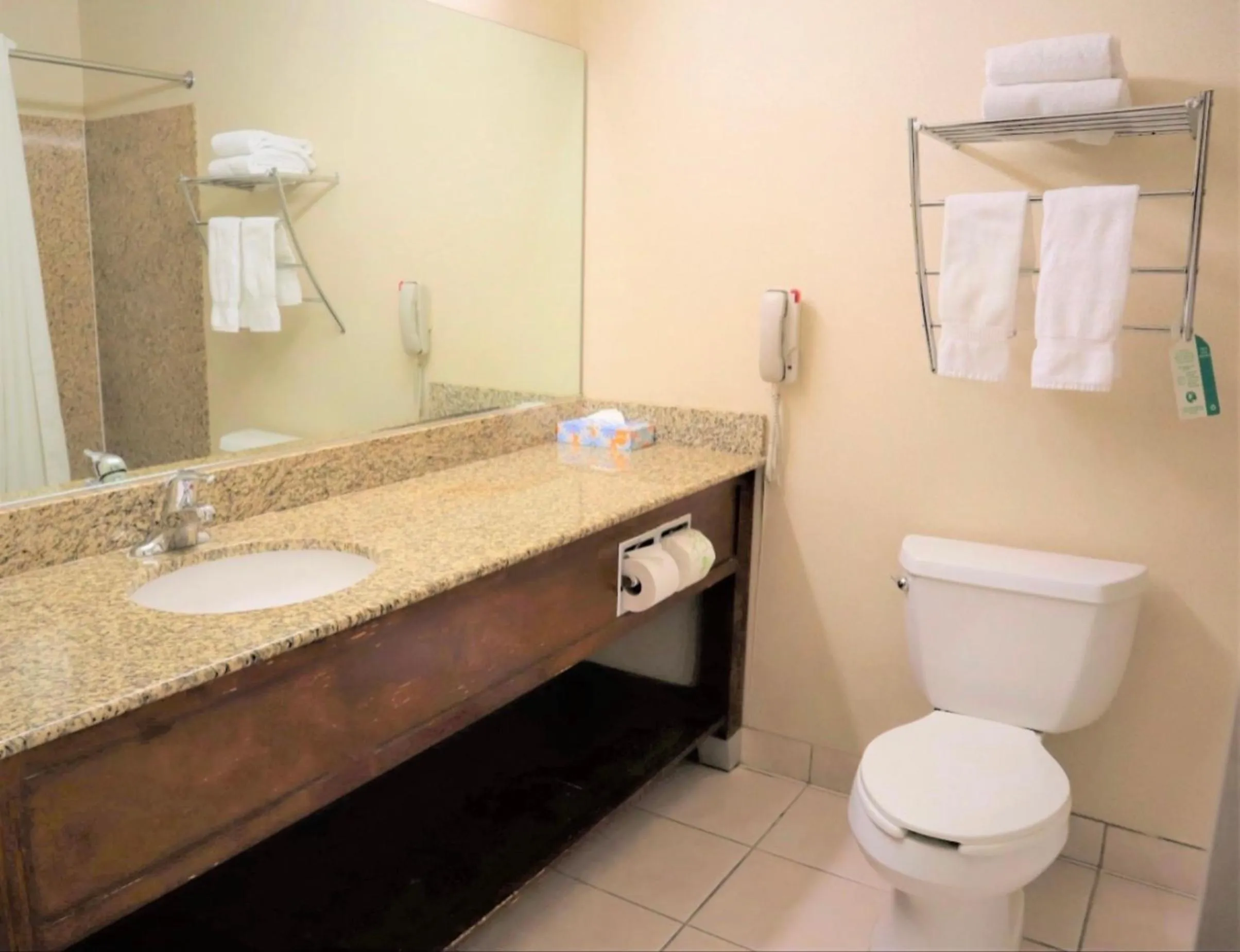 Bathroom in Oasis Inn & Suites 29 Palms Hotel Joshua Tree National Park