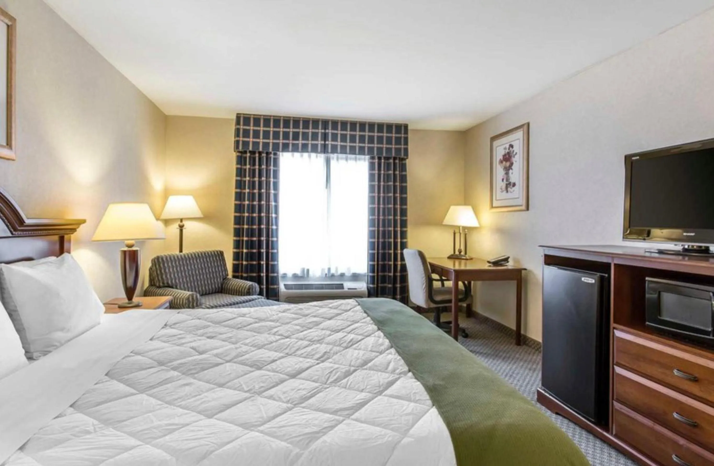 TV and multimedia, Bed in Oasis Inn & Suites 29 Palms Hotel Joshua Tree National Park