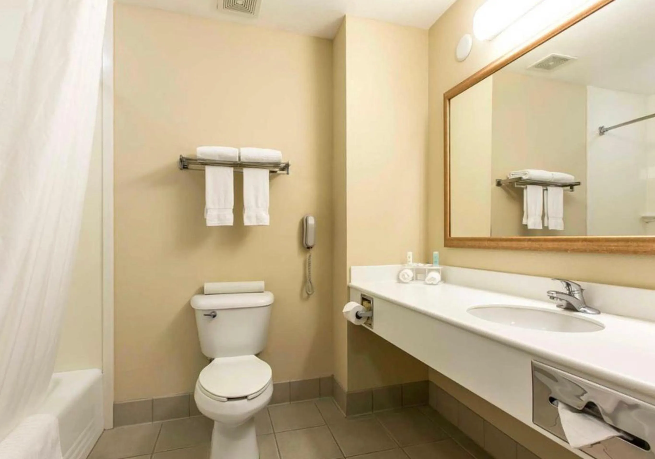 Bathroom in Oasis Inn & Suites 29 Palms Hotel Joshua Tree National Park