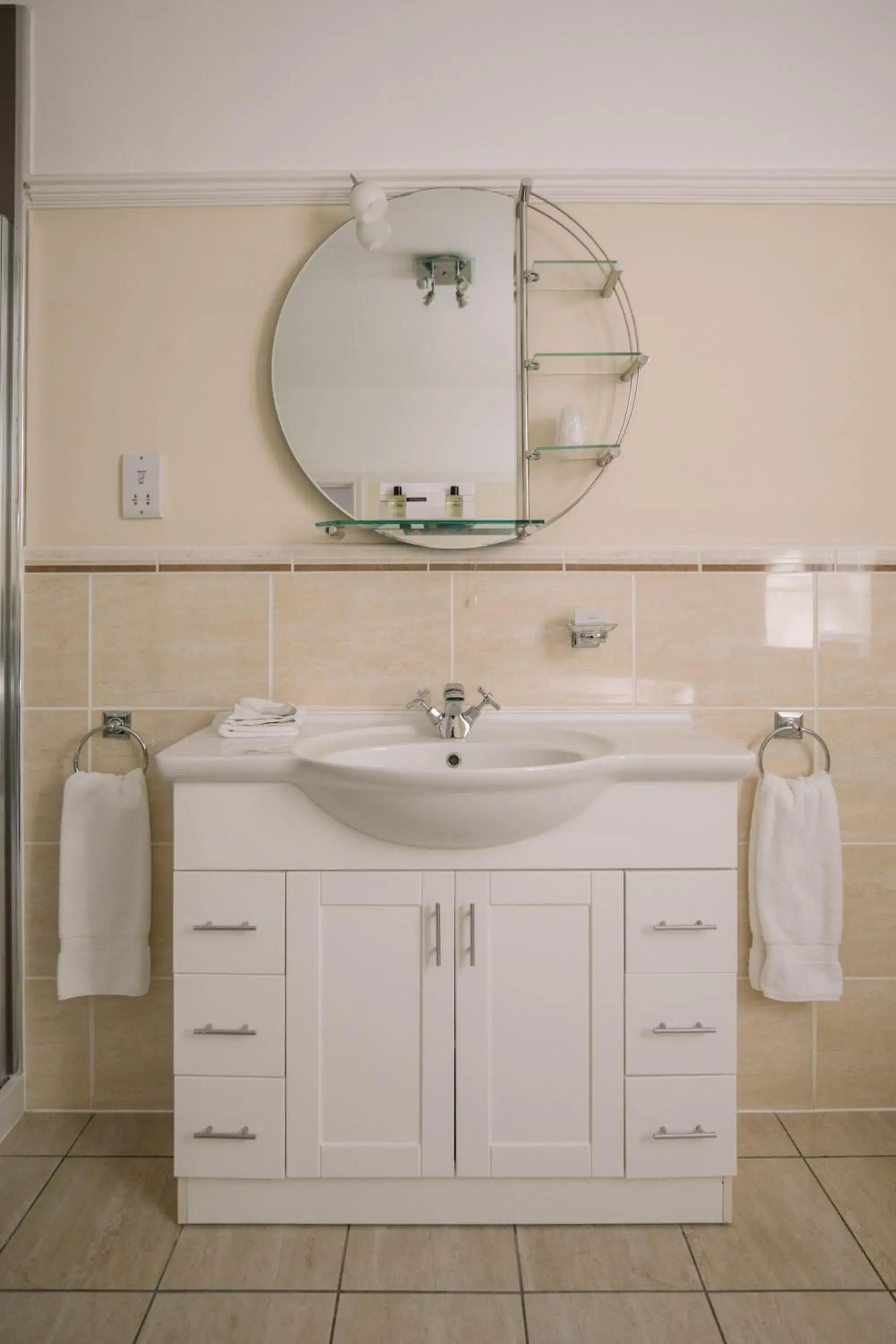 Deluxe Twin Room - single occupancy in Hemswell Court Deluxe Twin Room - single occupancy in Hemswell Court