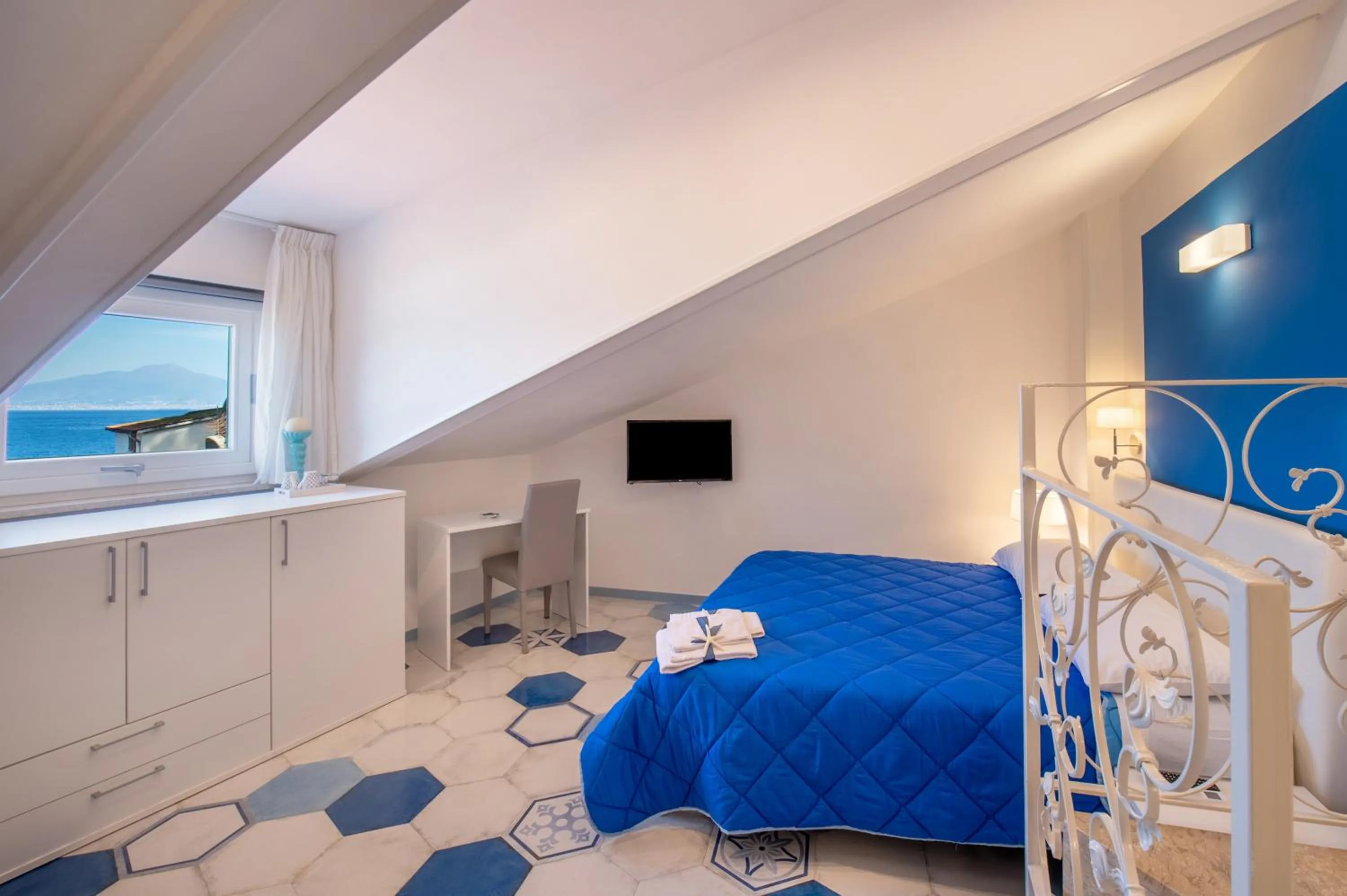 Bed in Caruso sea view