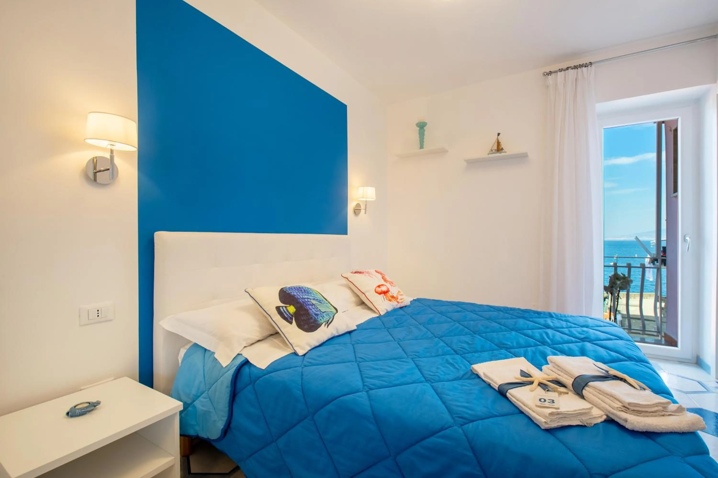 Bed in Caruso sea view