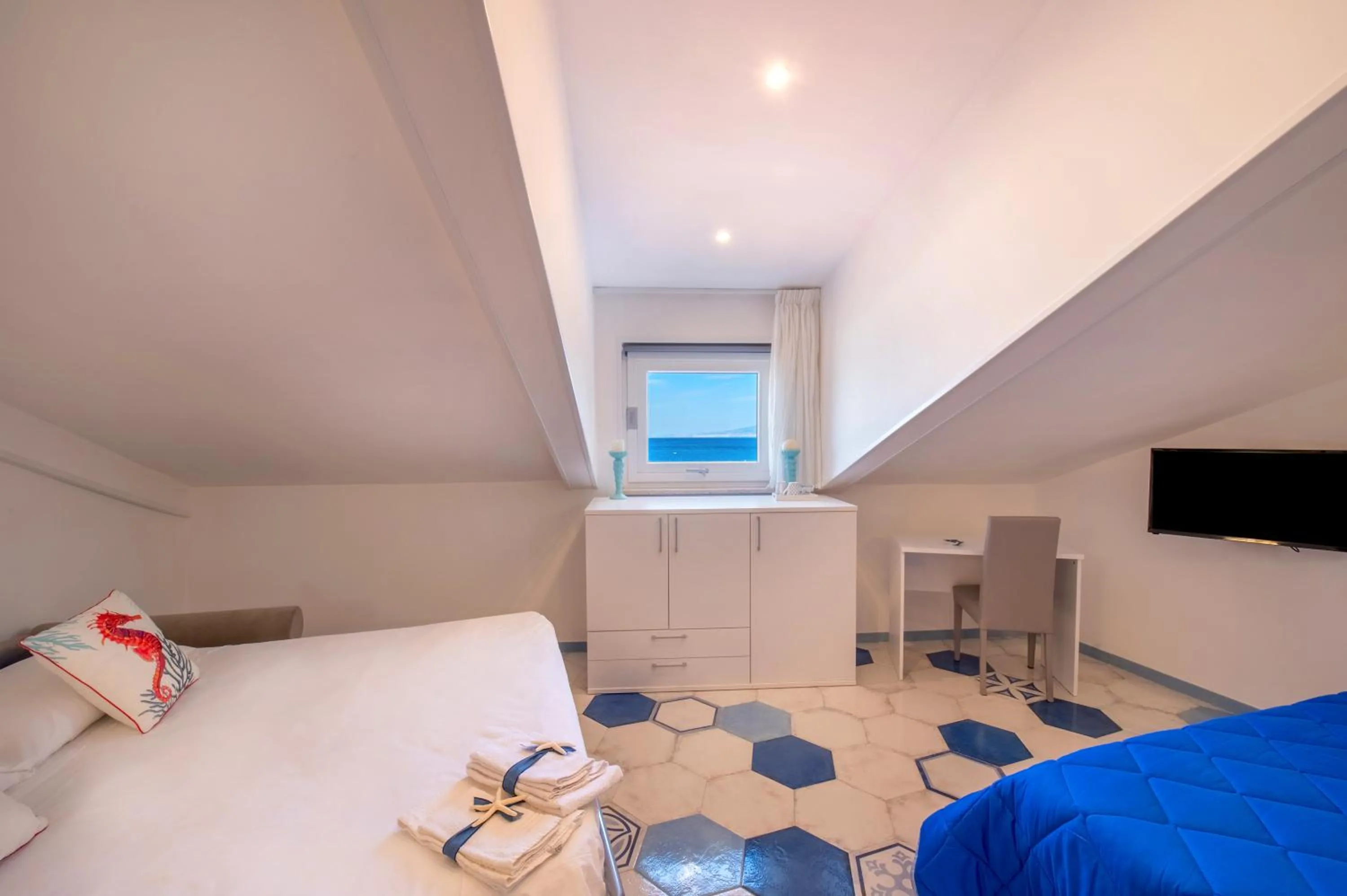 Bed in Caruso sea view