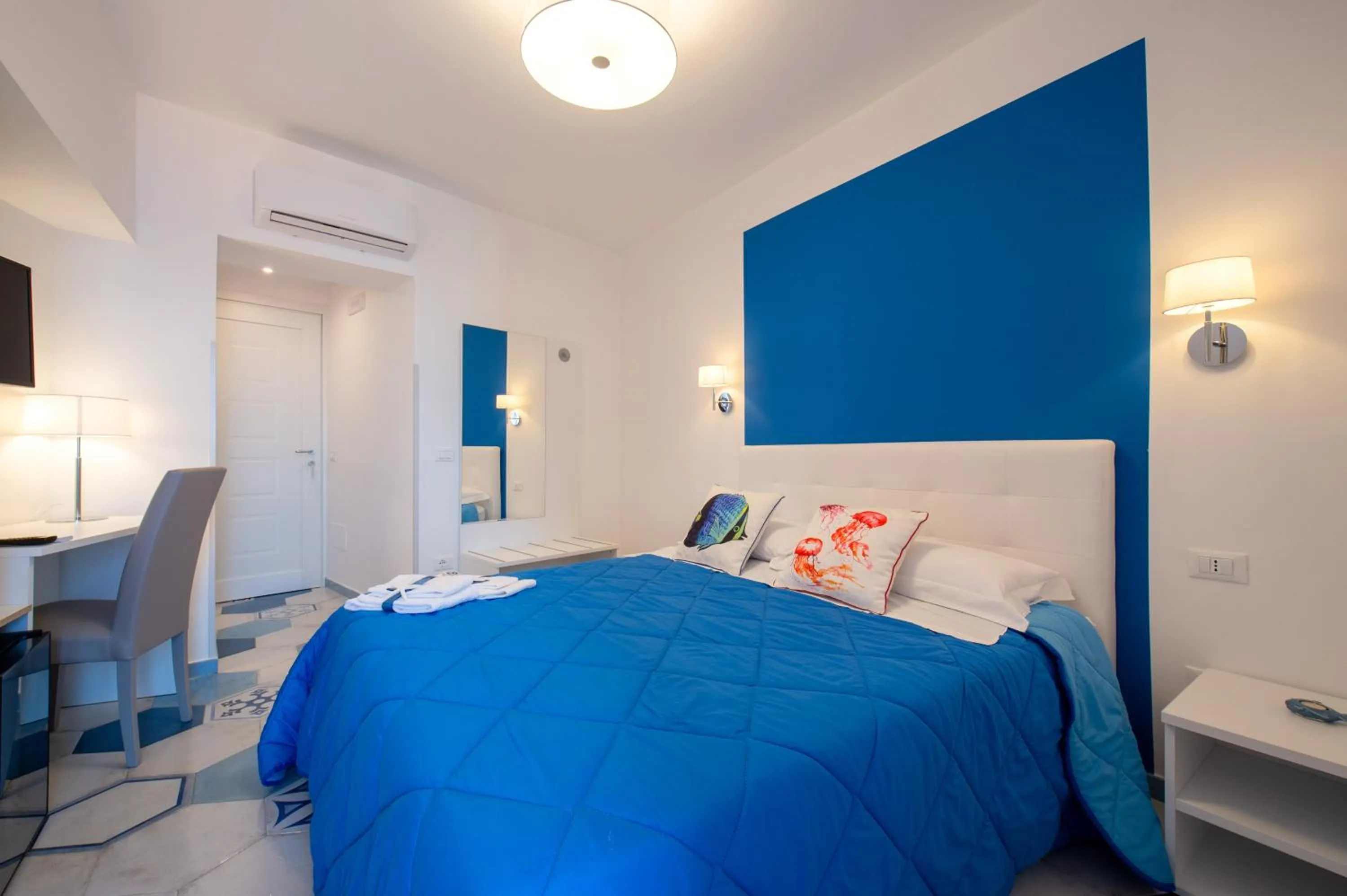 Bed in Caruso sea view