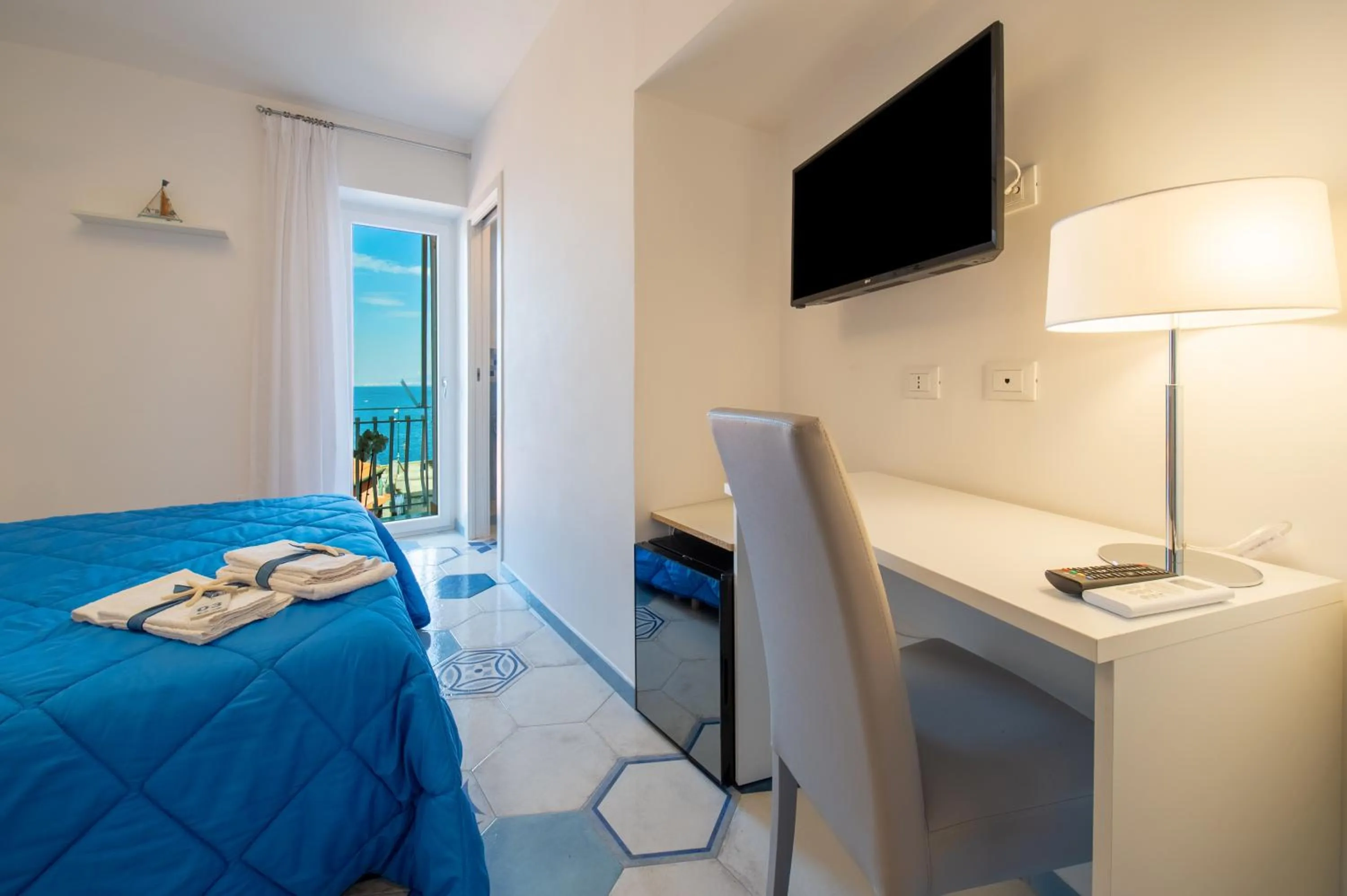 Communal lounge/ TV room, Bed in Caruso sea view