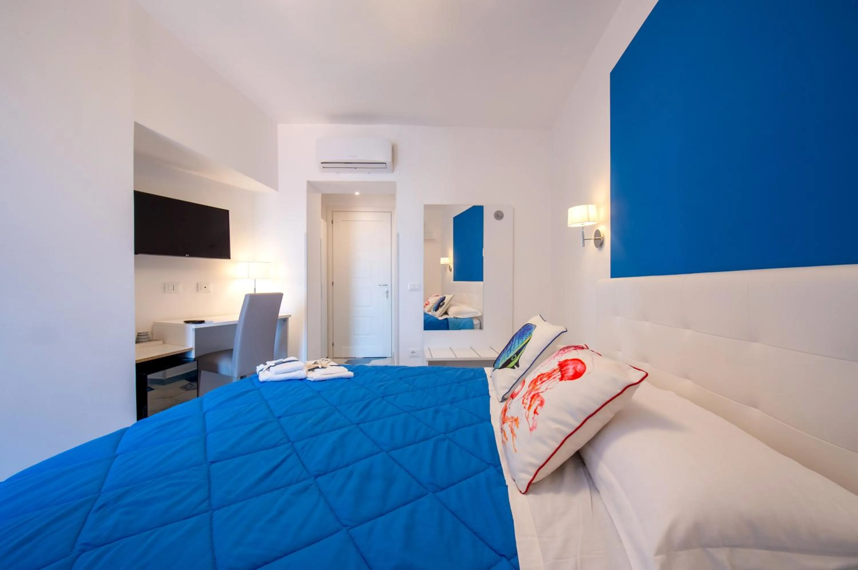 Photo of the whole room, Bed in Caruso sea view