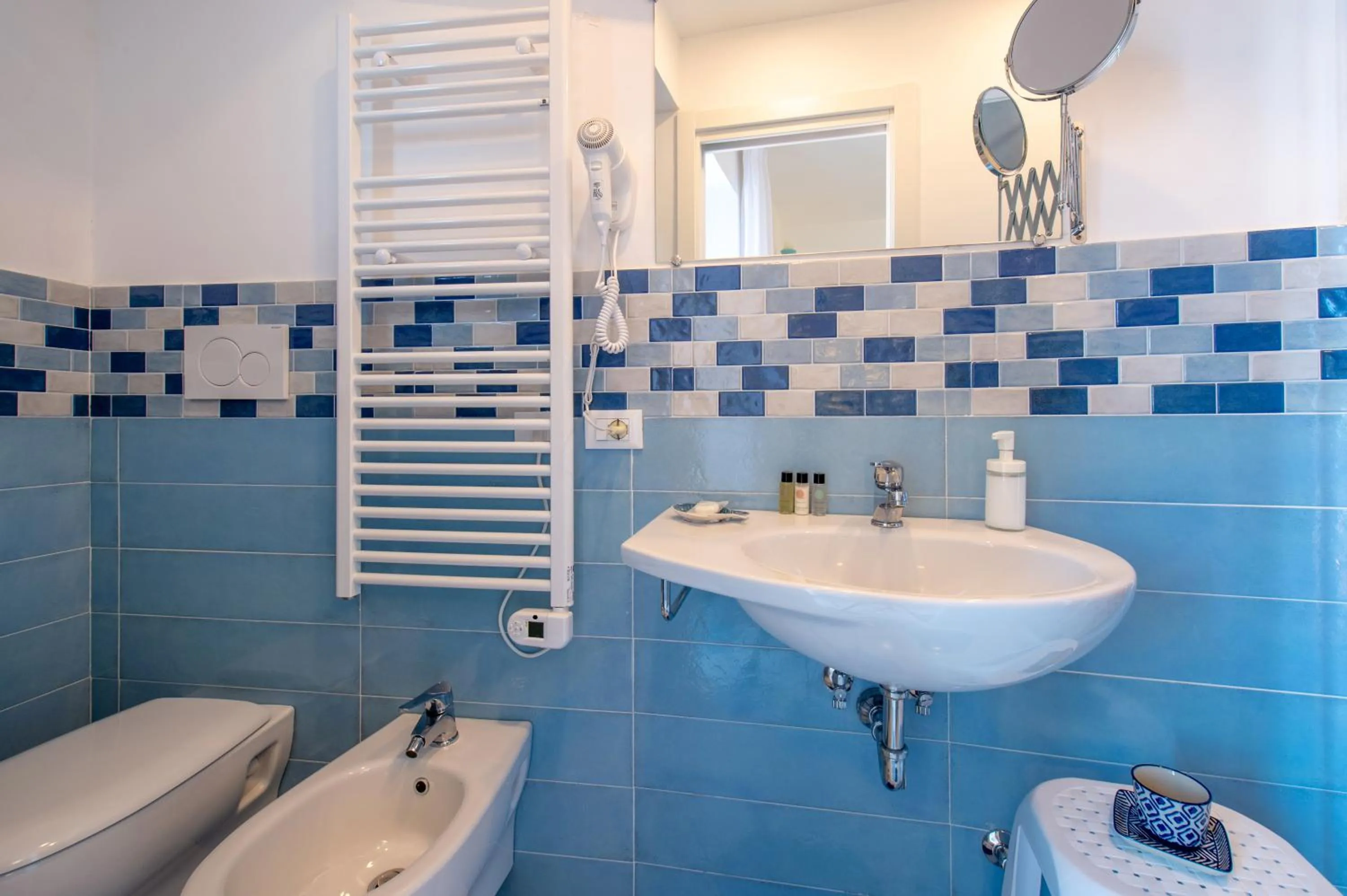 Bathroom in Caruso sea view