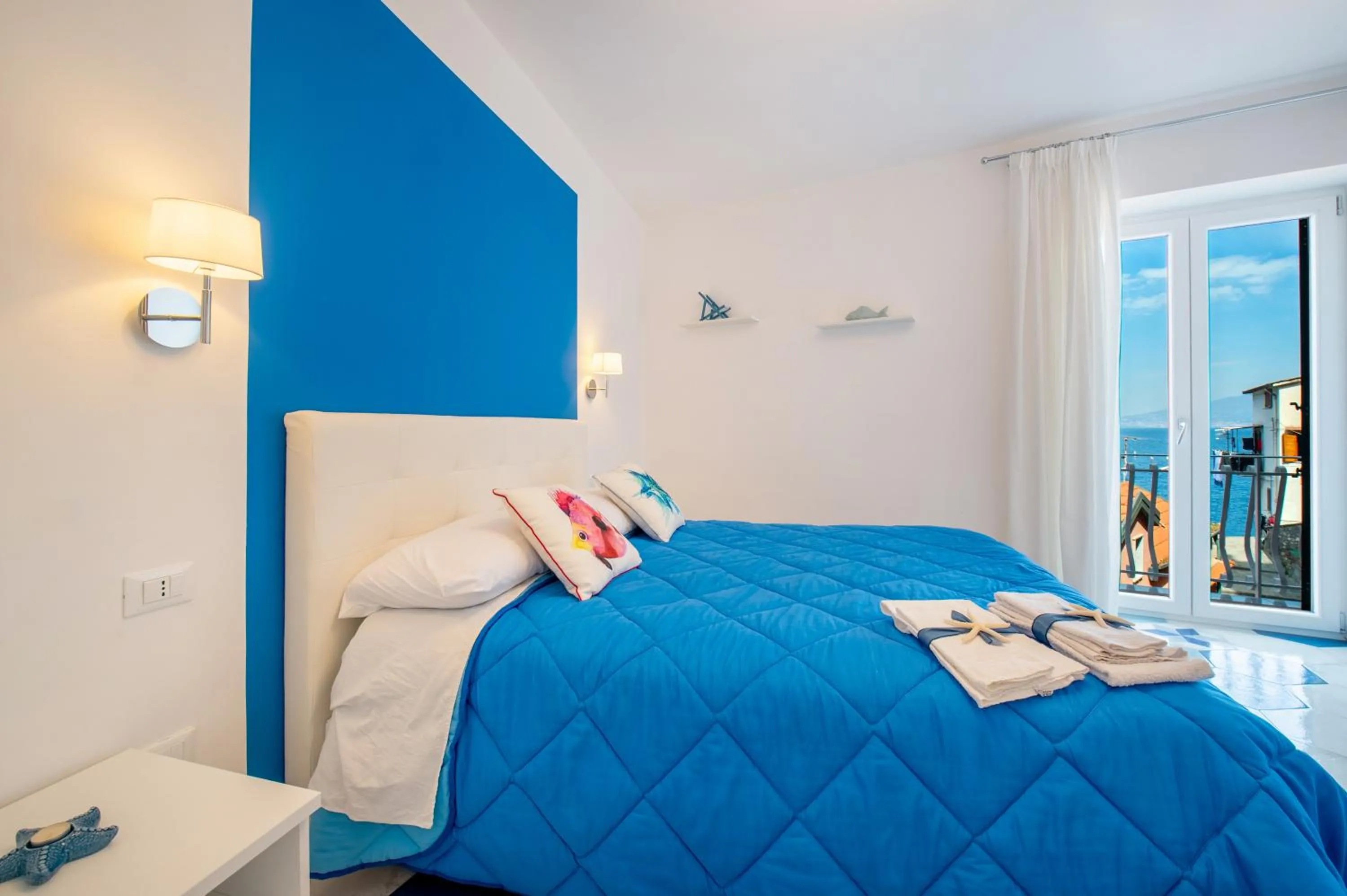 Bed in Caruso sea view