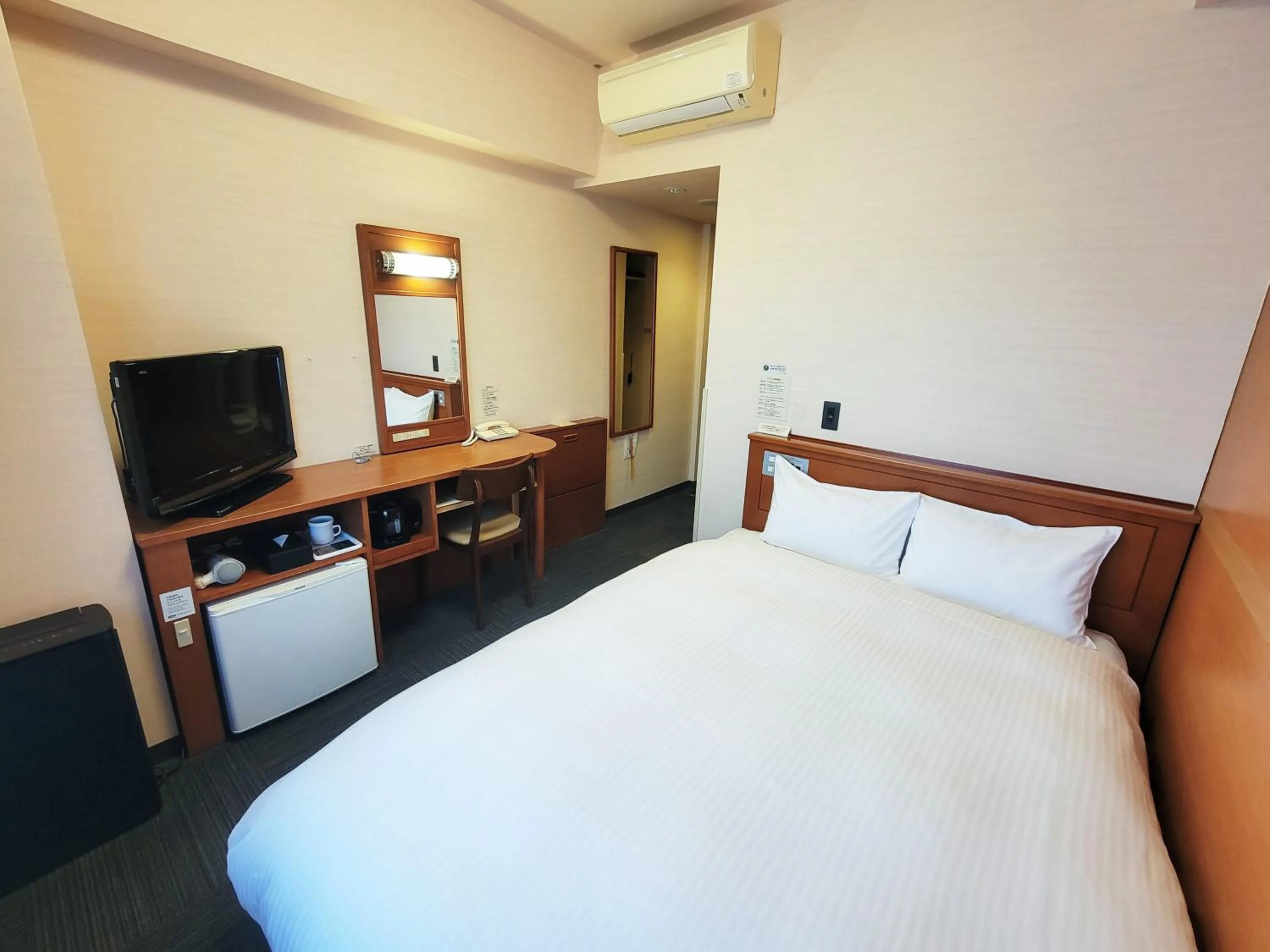 Photo of the whole room, Bed in Hotel Route-Inn Fujieda-Eki Kita
