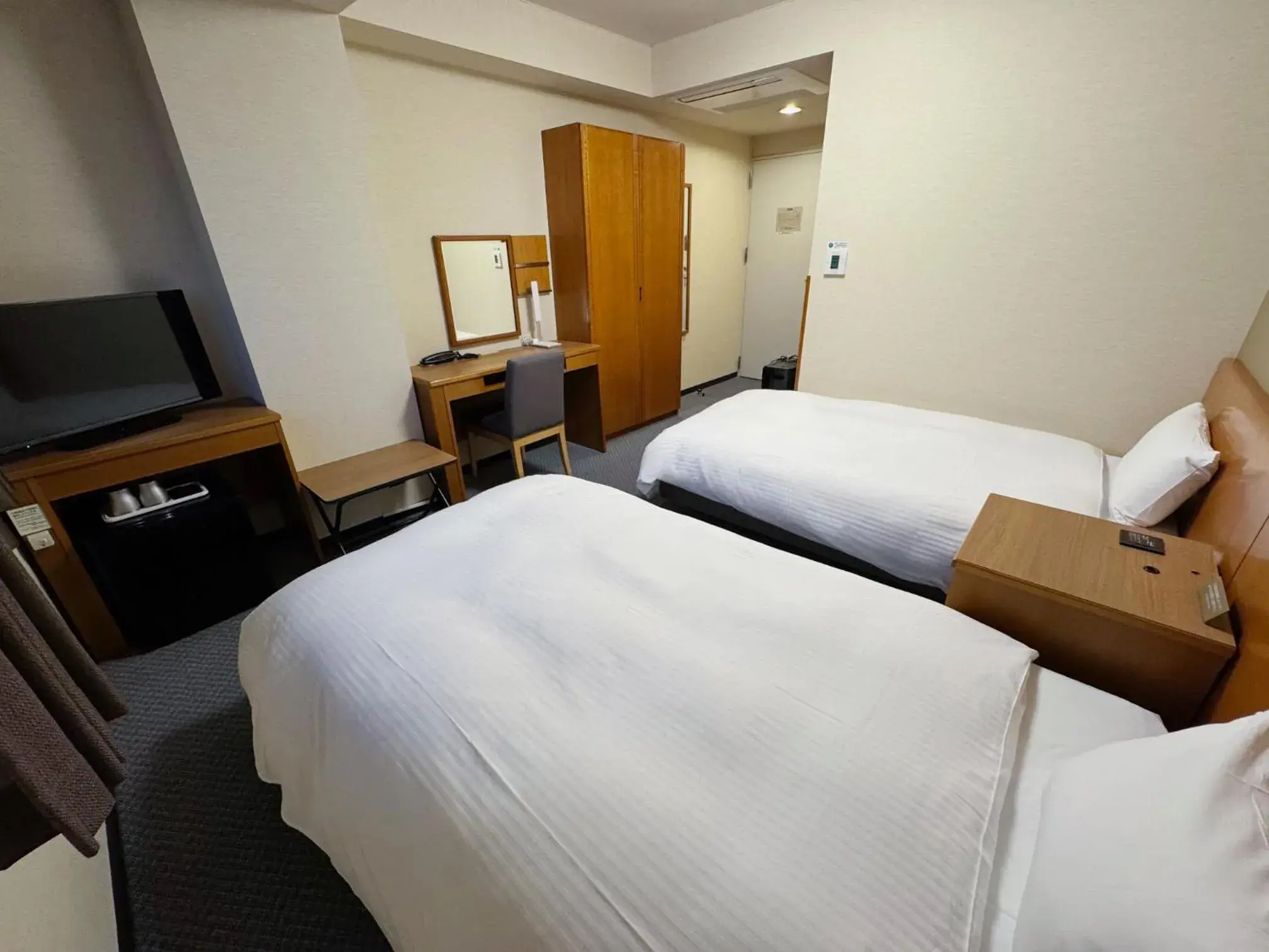 Twin Room - single occupancy - Smoking in Hotel Route-Inn Susono Inter Twin Room - single occupancy - Smoking in Hotel Route-Inn Susono Inter