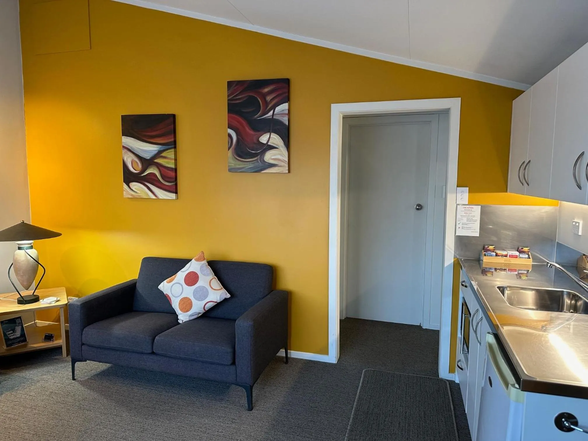 Kitchen or kitchenette in Anderson Park Motel