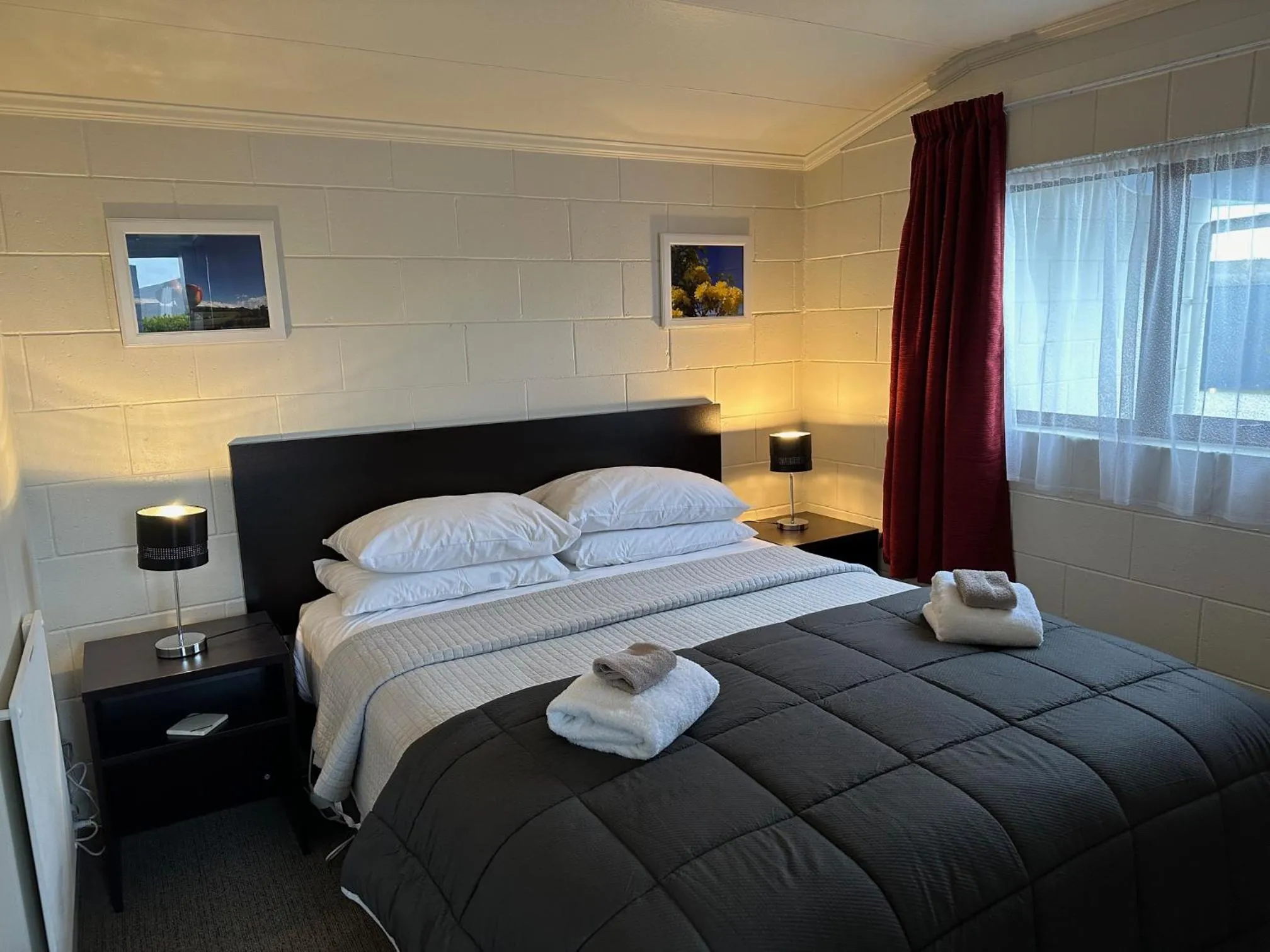 Bed in Anderson Park Motel