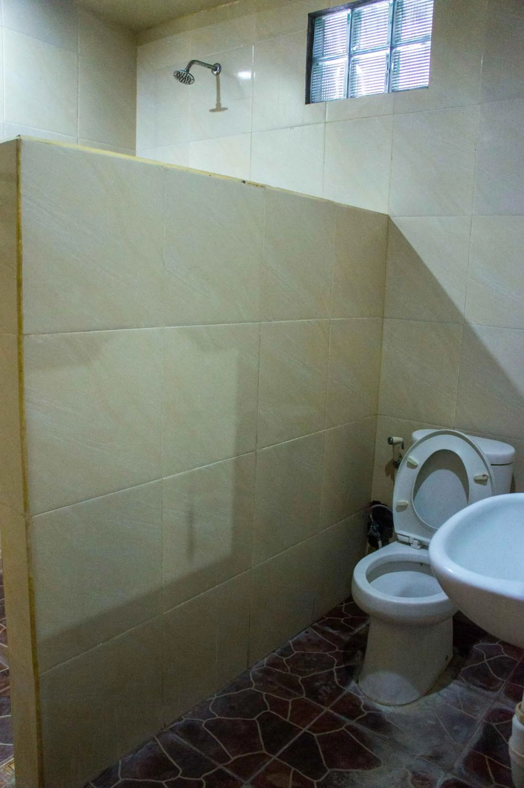 Shower in Putu Guest House