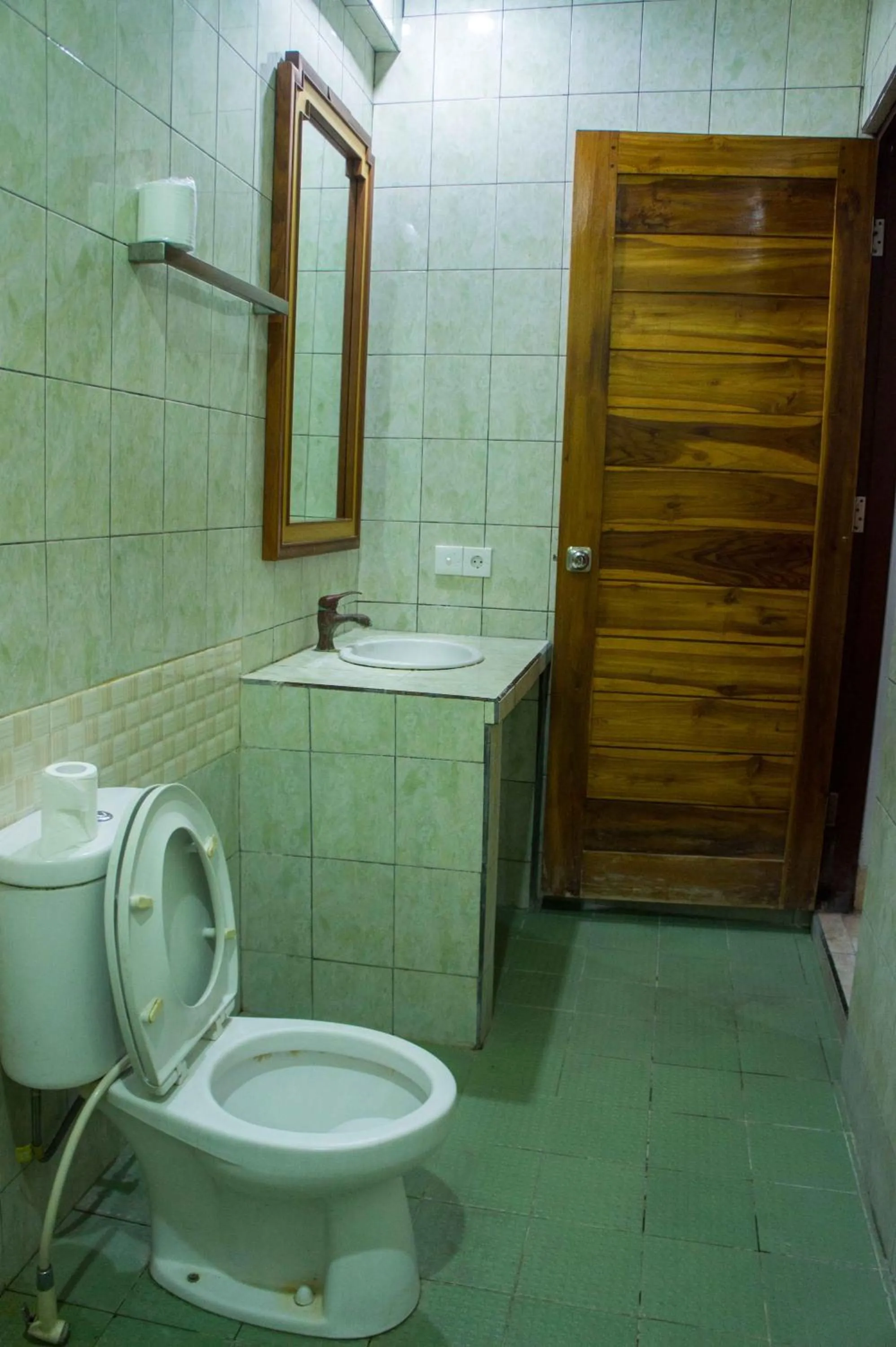Toilet in Putu Guest House