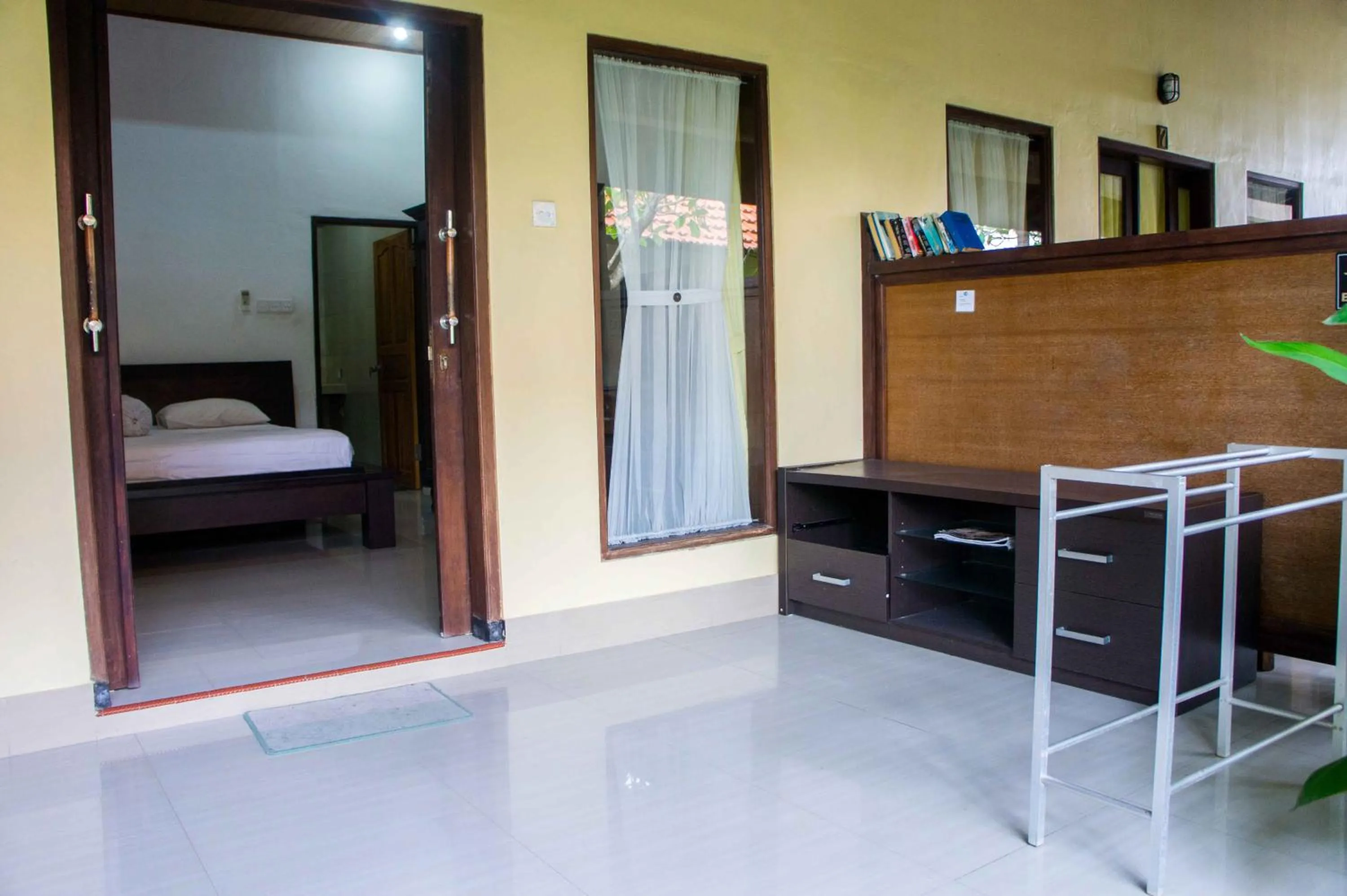 Library, Bed in Putu Guest House