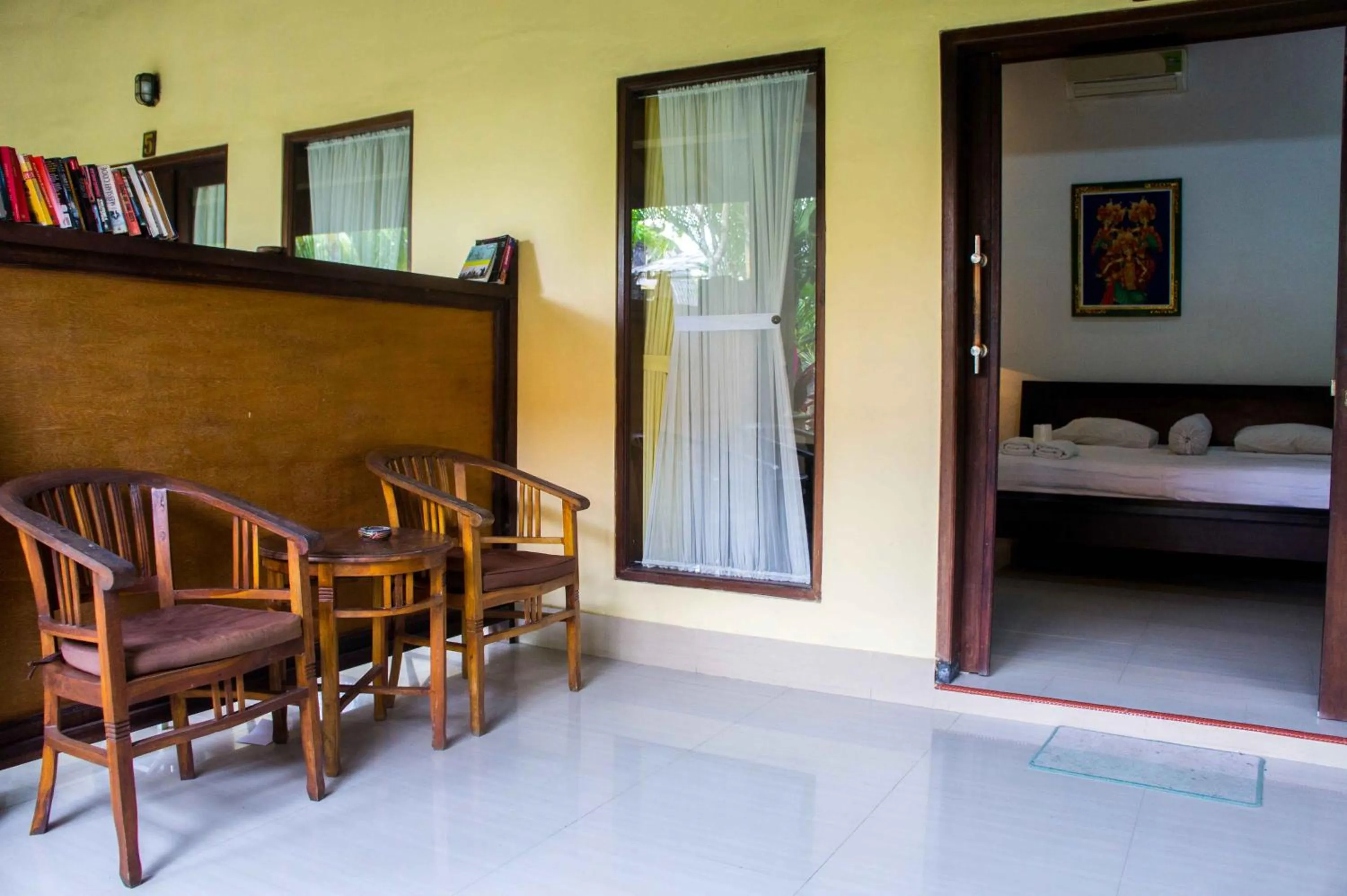 Library, Bed in Putu Guest House