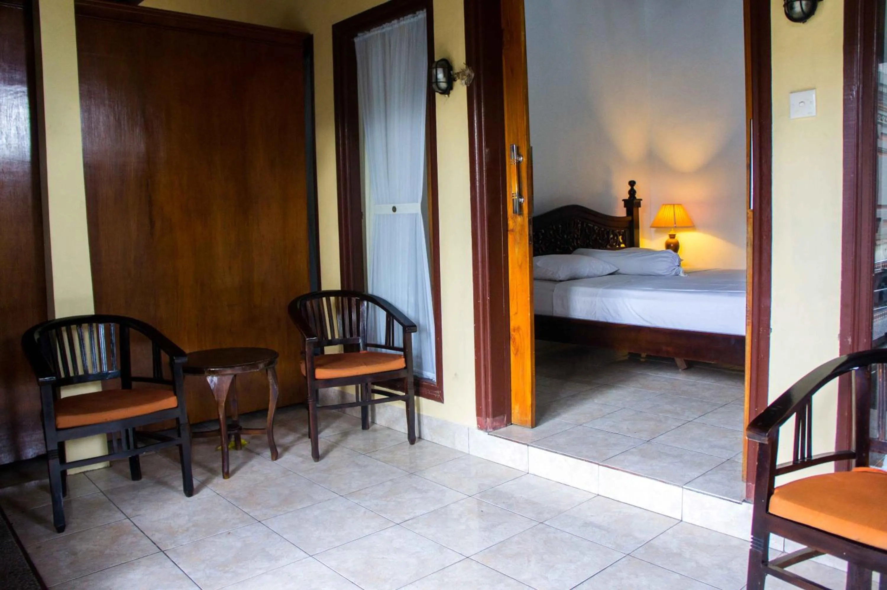 Balcony/Terrace, Bed in Putu Guest House