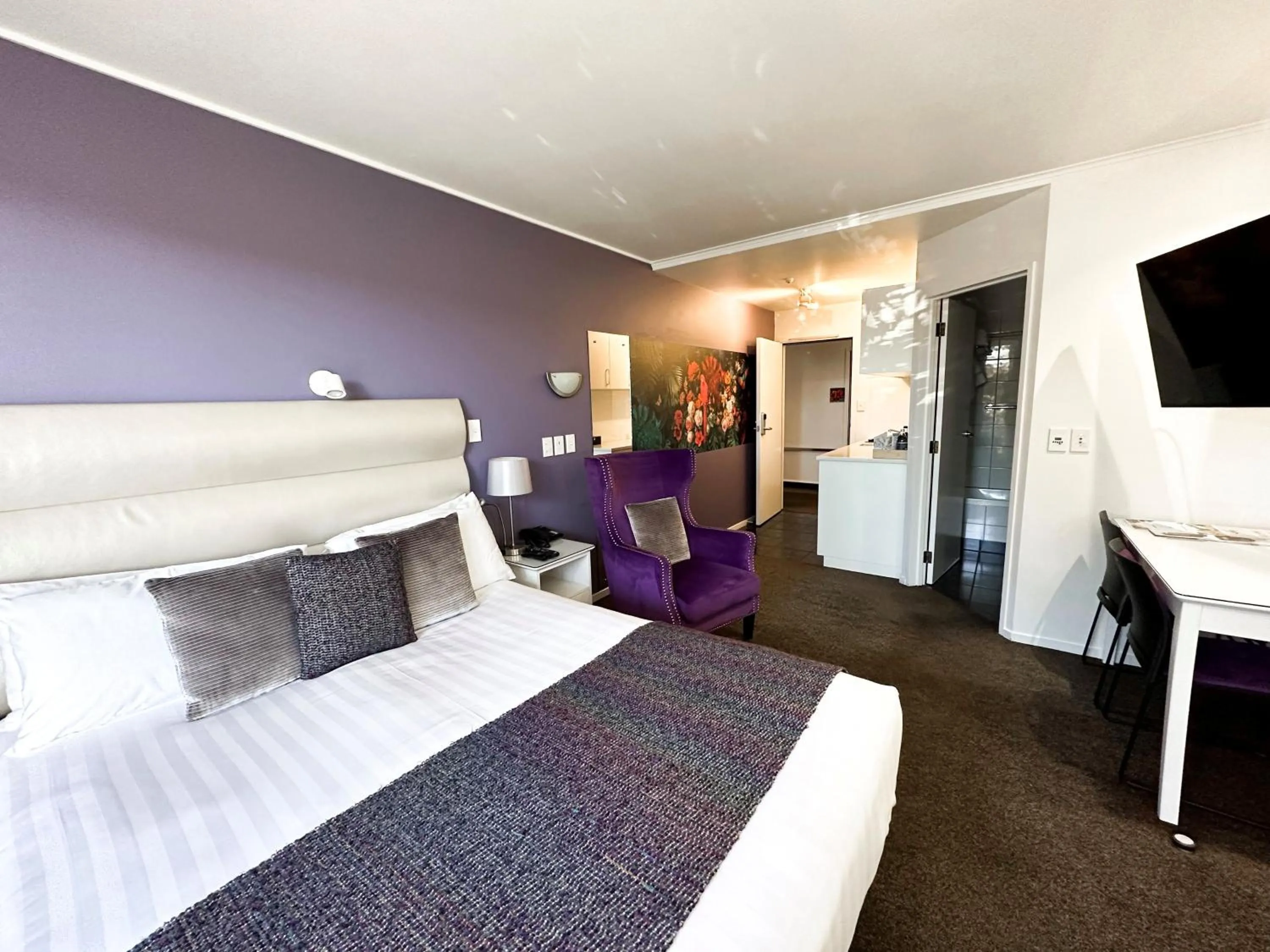 Bedroom, Bed in Tides Hotel