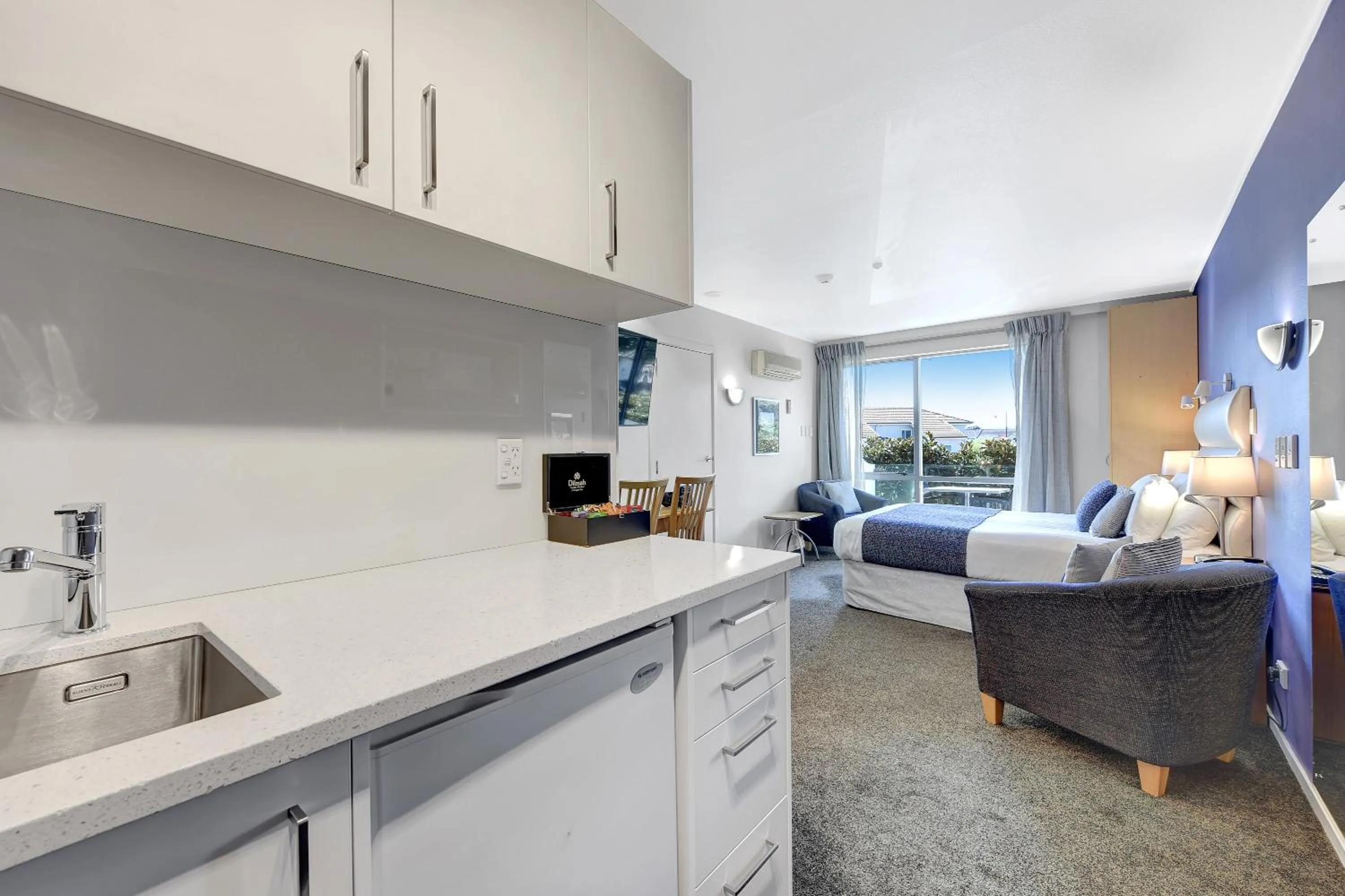Kitchen or kitchenette, Bed in Tides Hotel