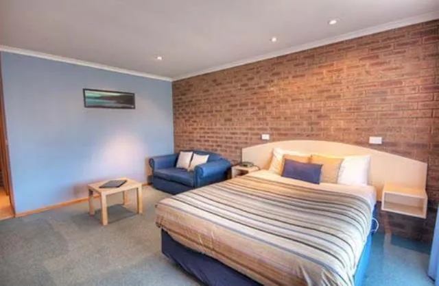 Bed in Golden Palms Motel