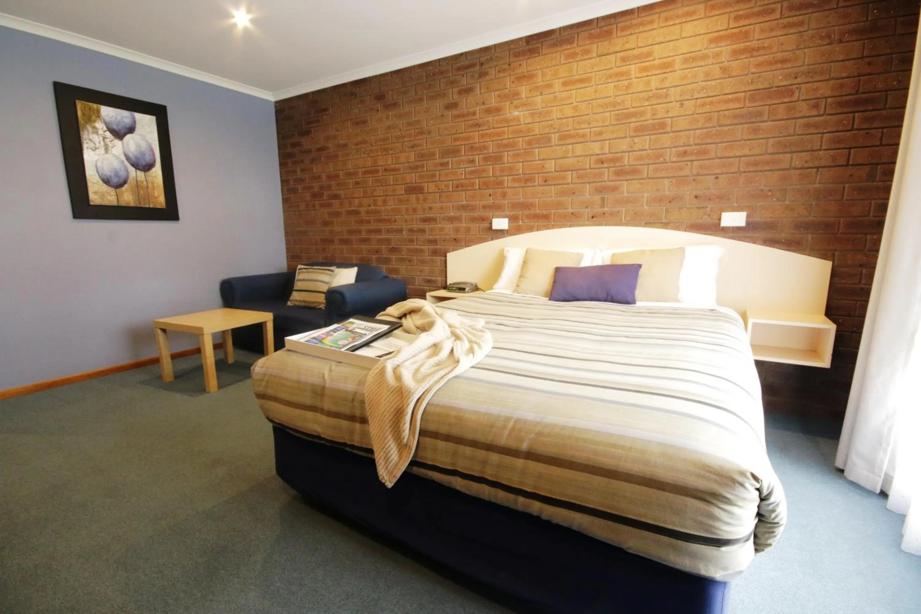 Photo of the whole room, Bed in Golden Palms Motel