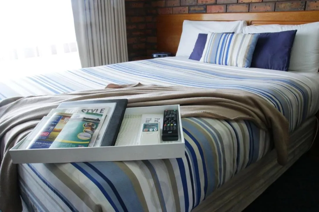 Bed in Golden Palms Motel