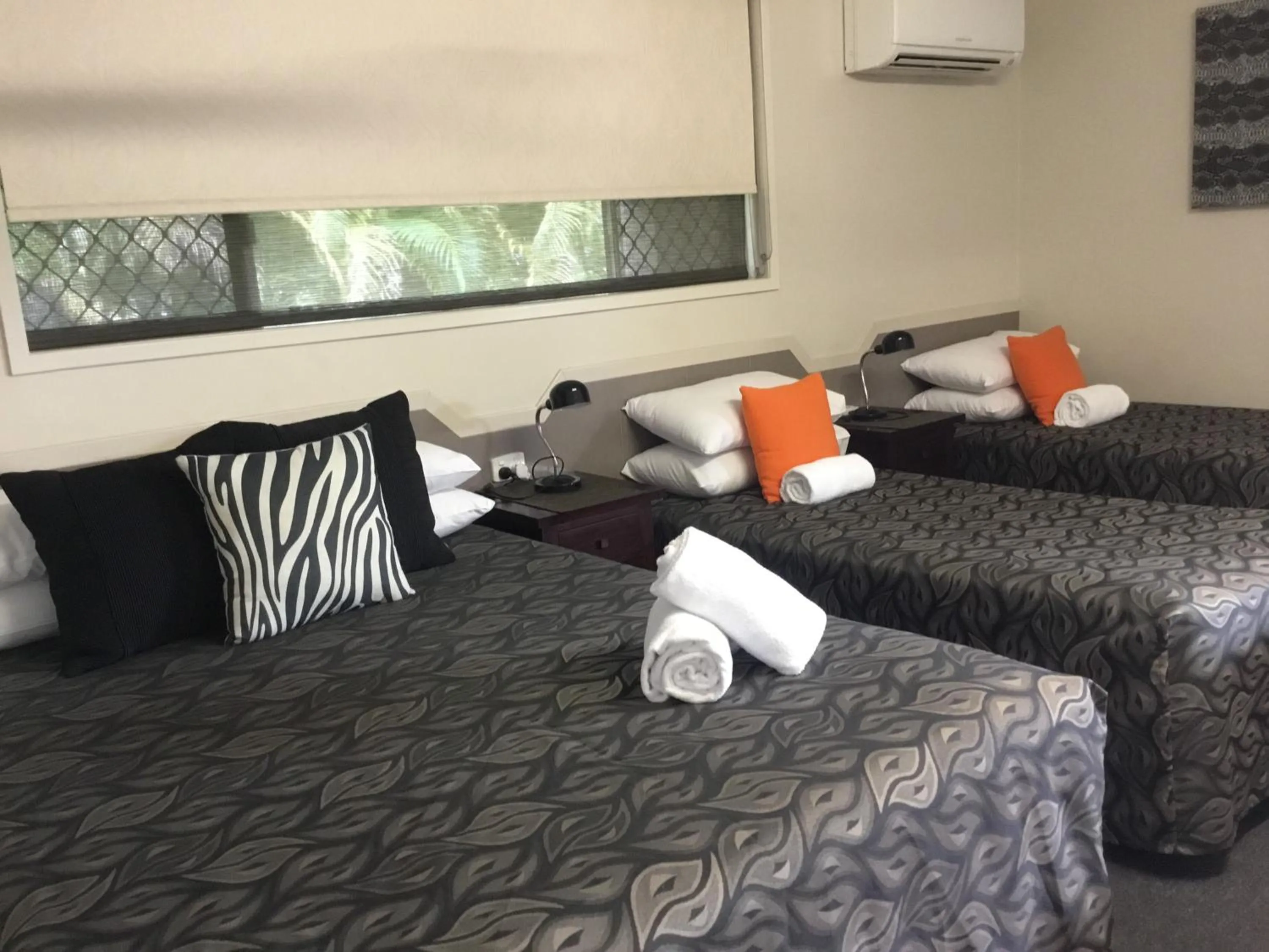 Property building, Bed in Golden Palms Motor Inn
