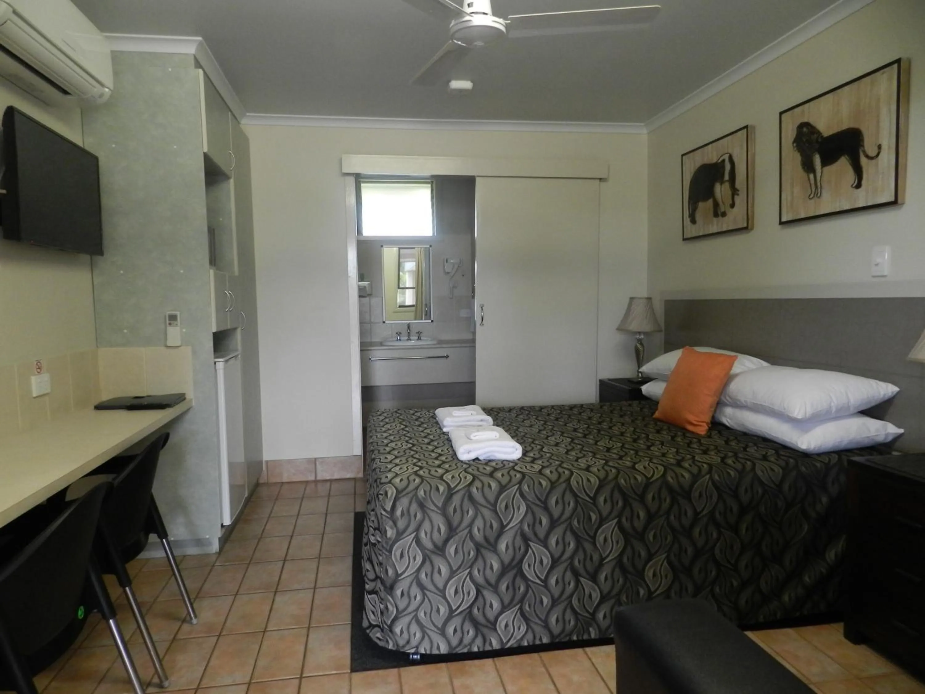 Photo of the whole room, Bed in Golden Palms Motor Inn