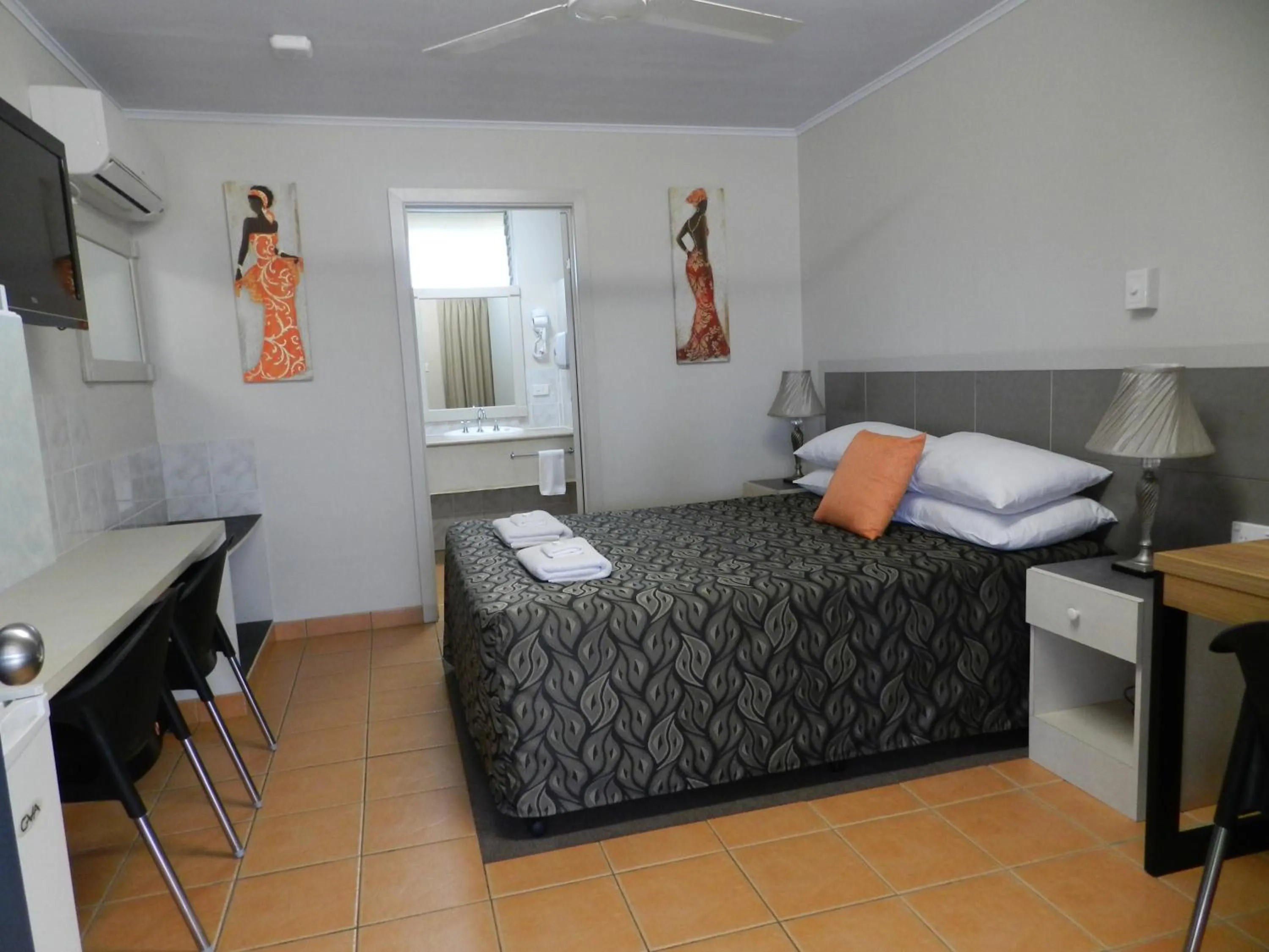 Photo of the whole room, Bed in Golden Palms Motor Inn