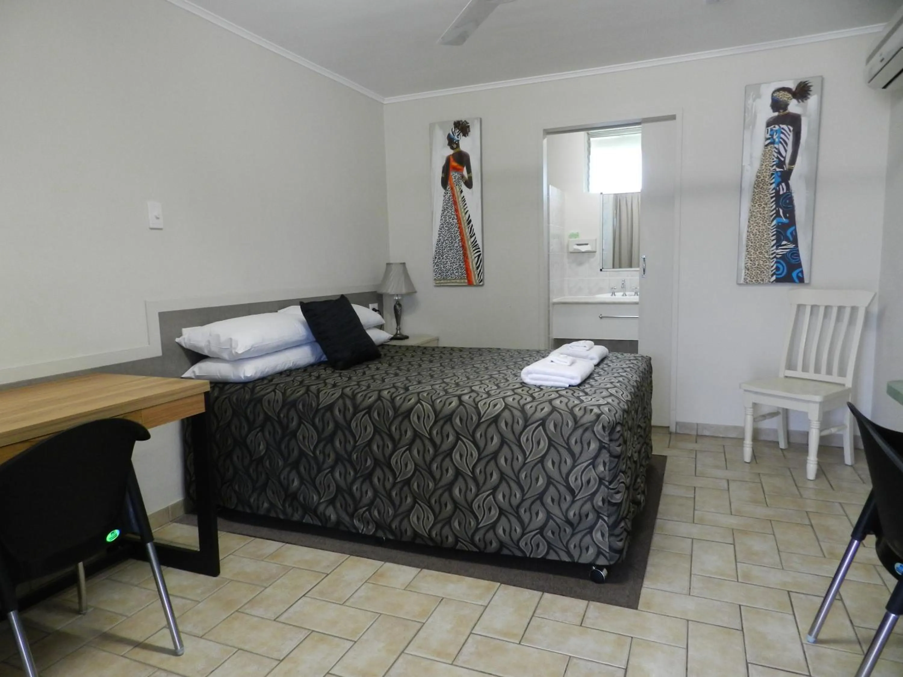 Photo of the whole room, Bed in Golden Palms Motor Inn