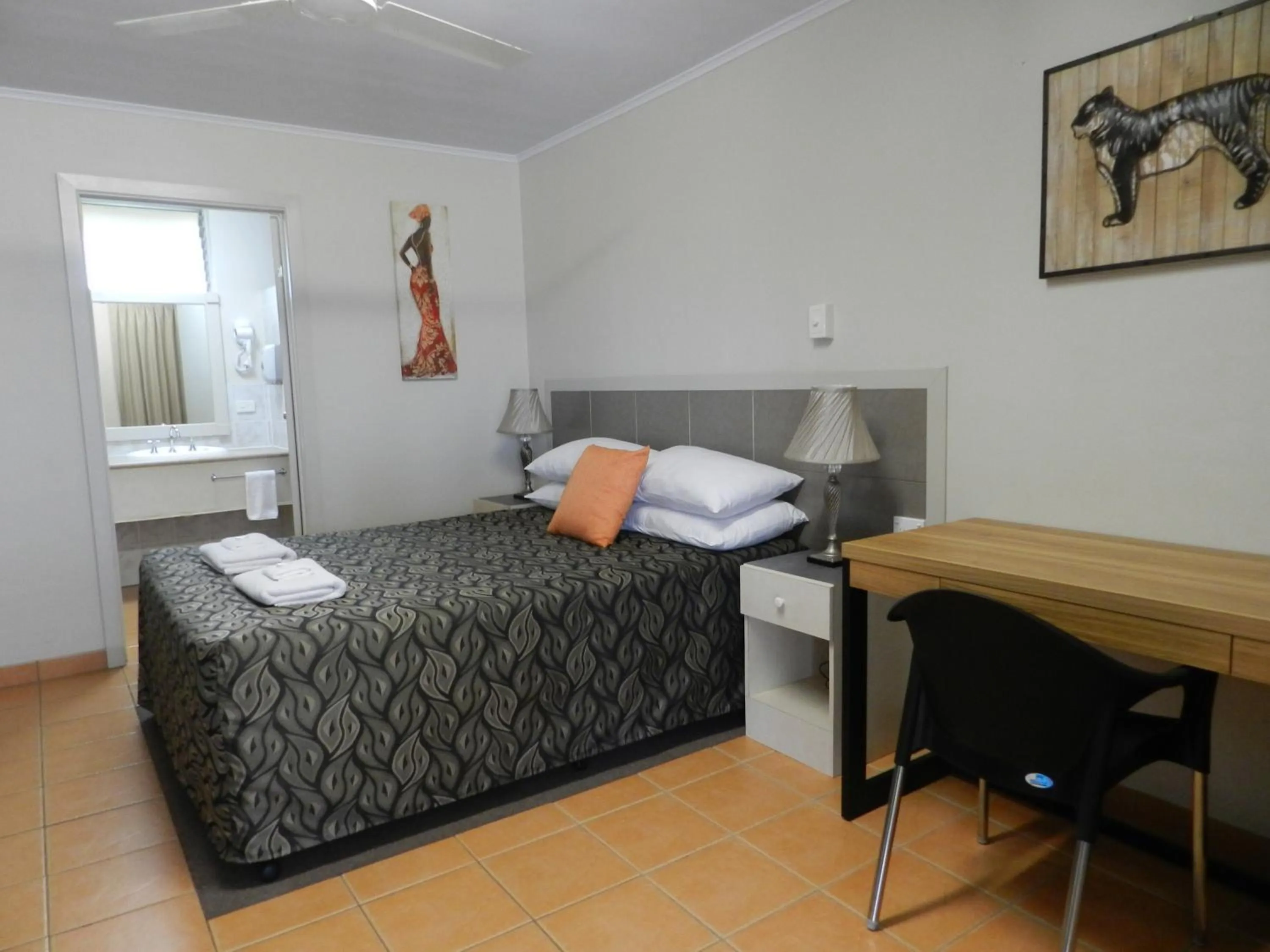 Photo of the whole room, Bed in Golden Palms Motor Inn