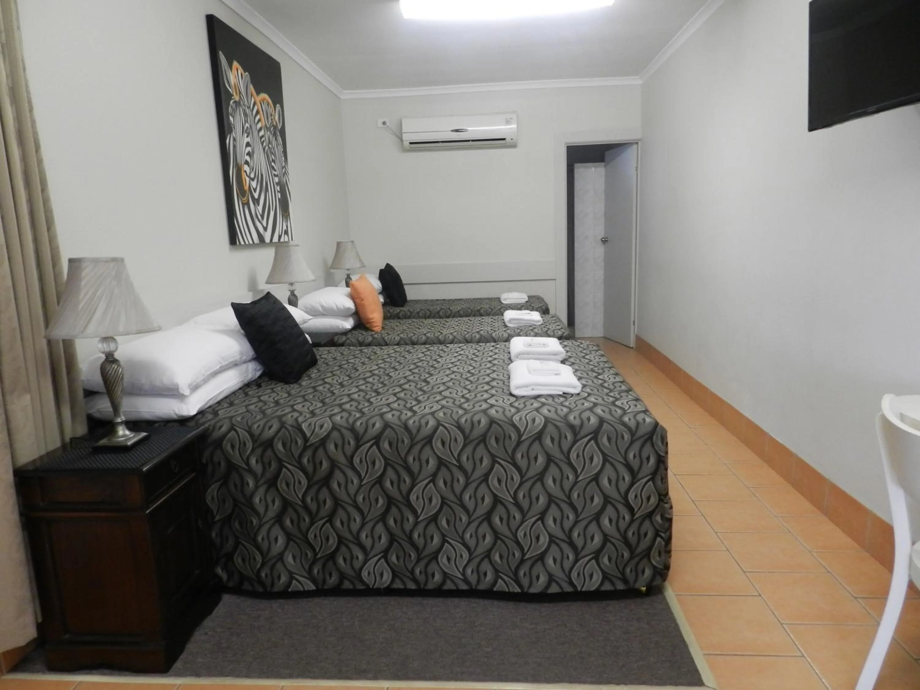 Photo of the whole room, Bed in Golden Palms Motor Inn