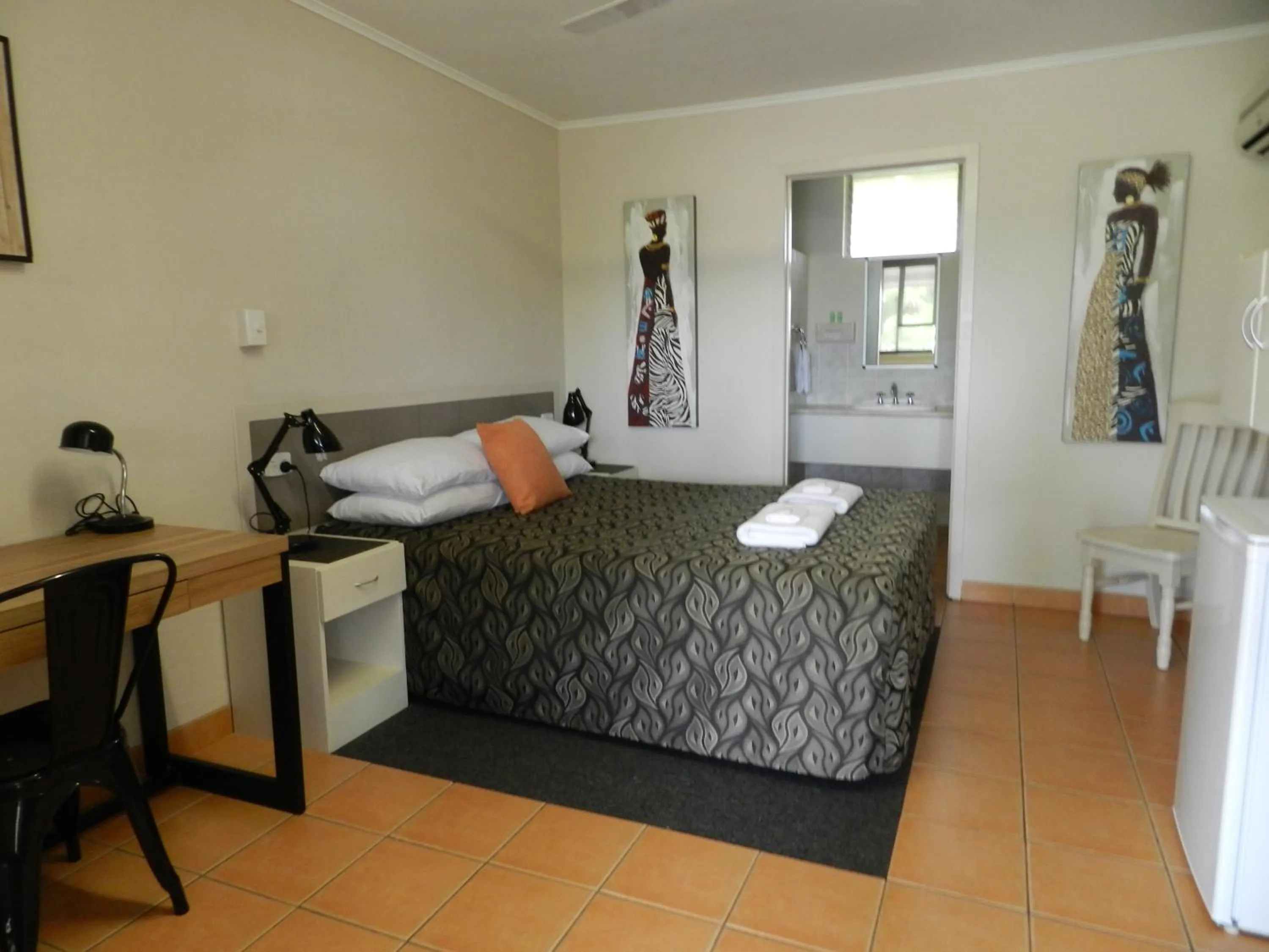 Photo of the whole room, Bed in Golden Palms Motor Inn