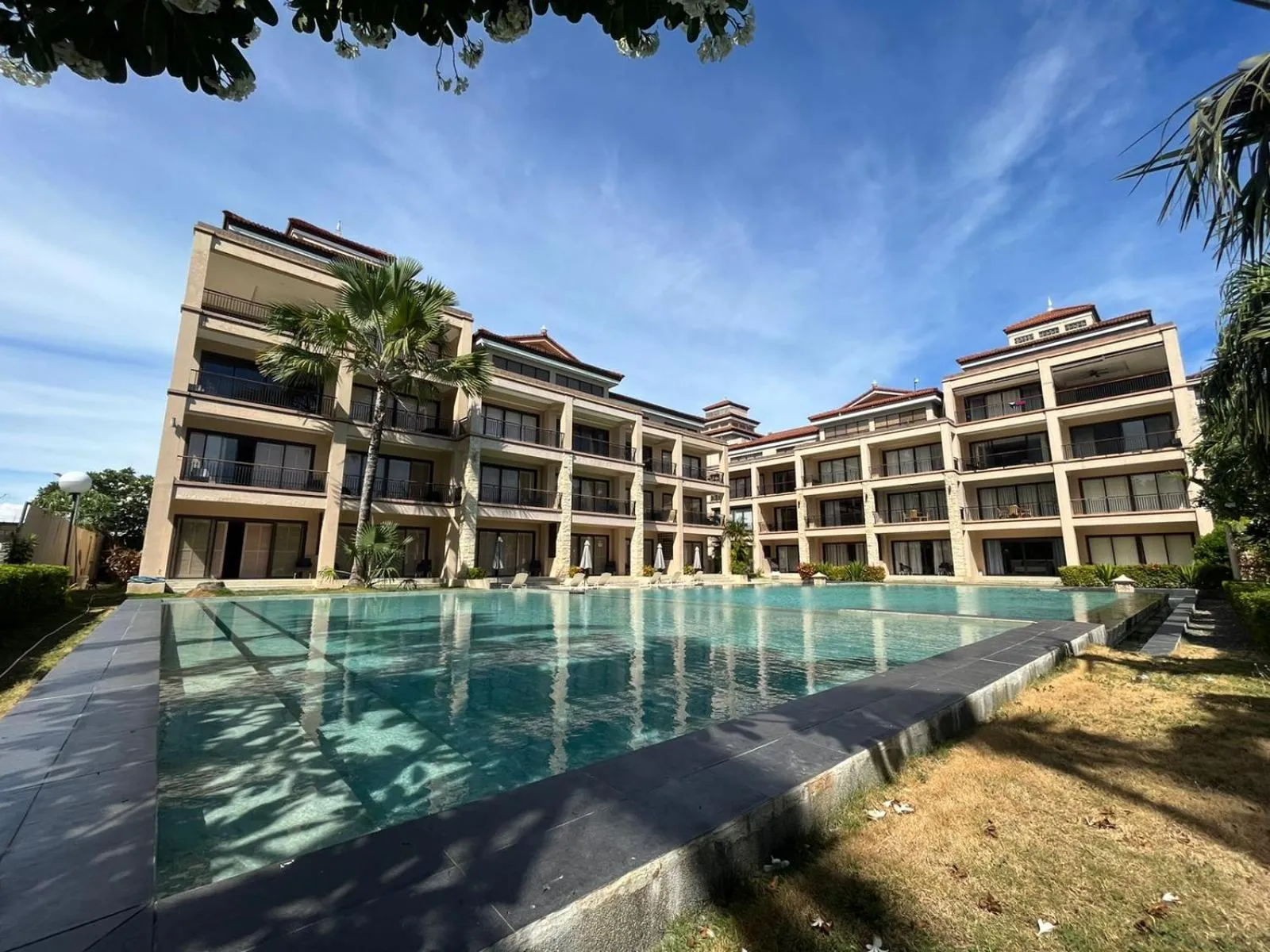 Property building in Coralpoint Gardens Suites & Residences