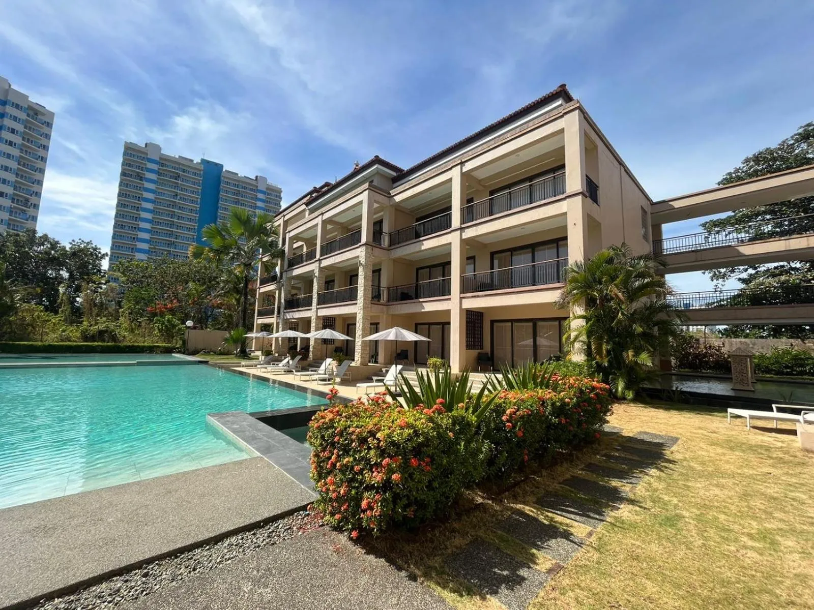 Property building in Coralpoint Gardens Suites & Residences