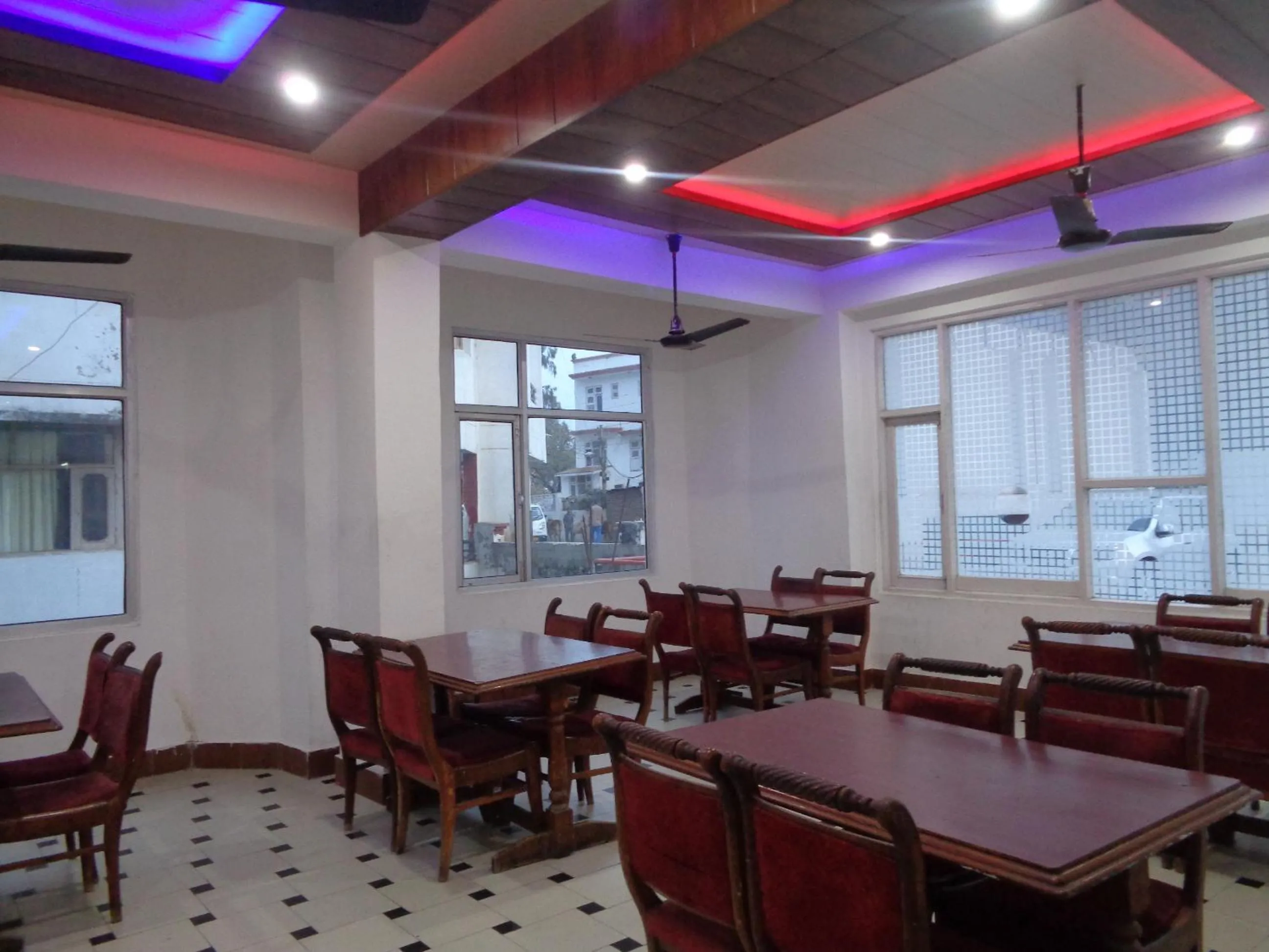 Restaurant/places to eat in Hotel Ishan