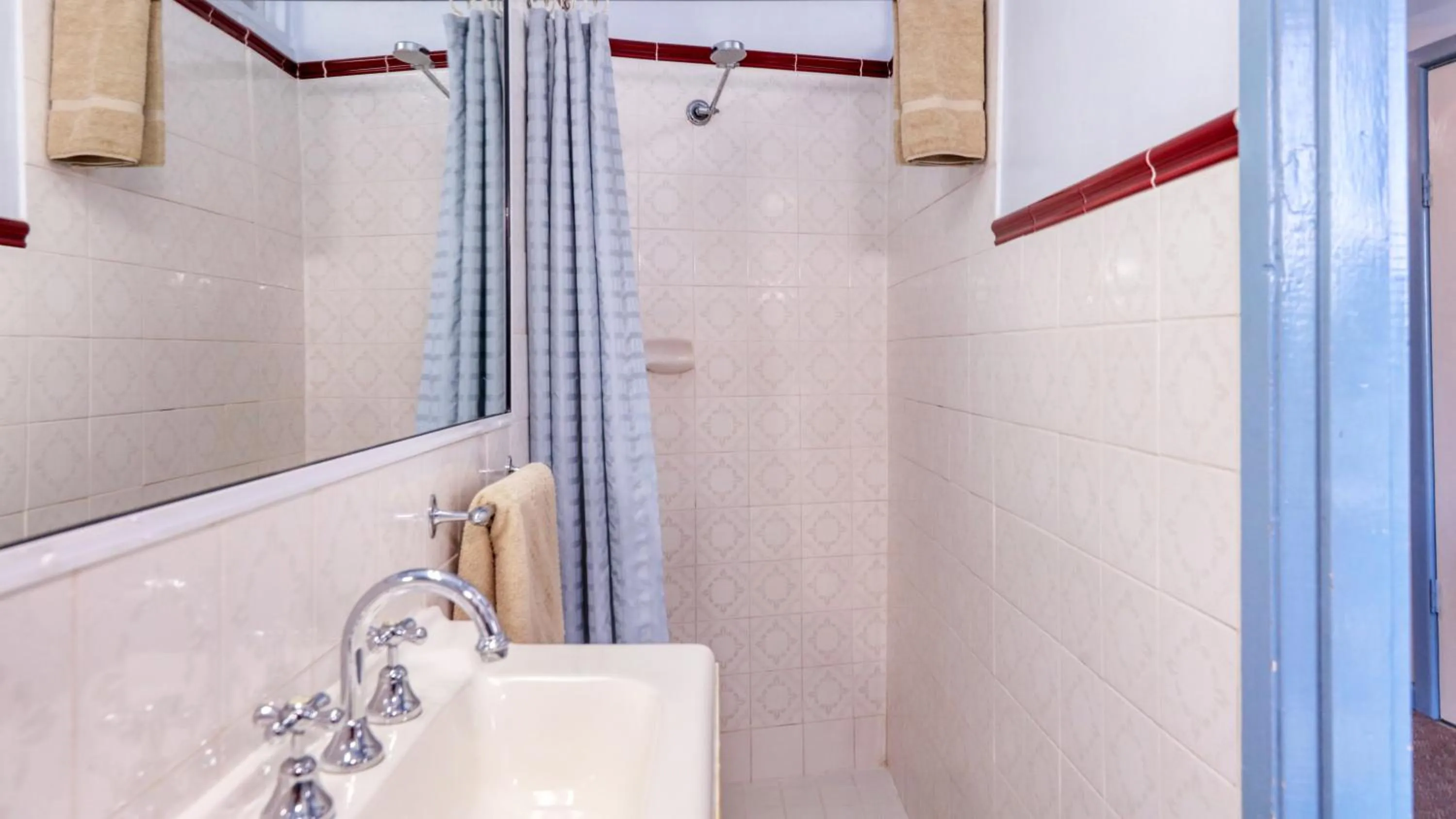 Shower in Tumut Farrington motel