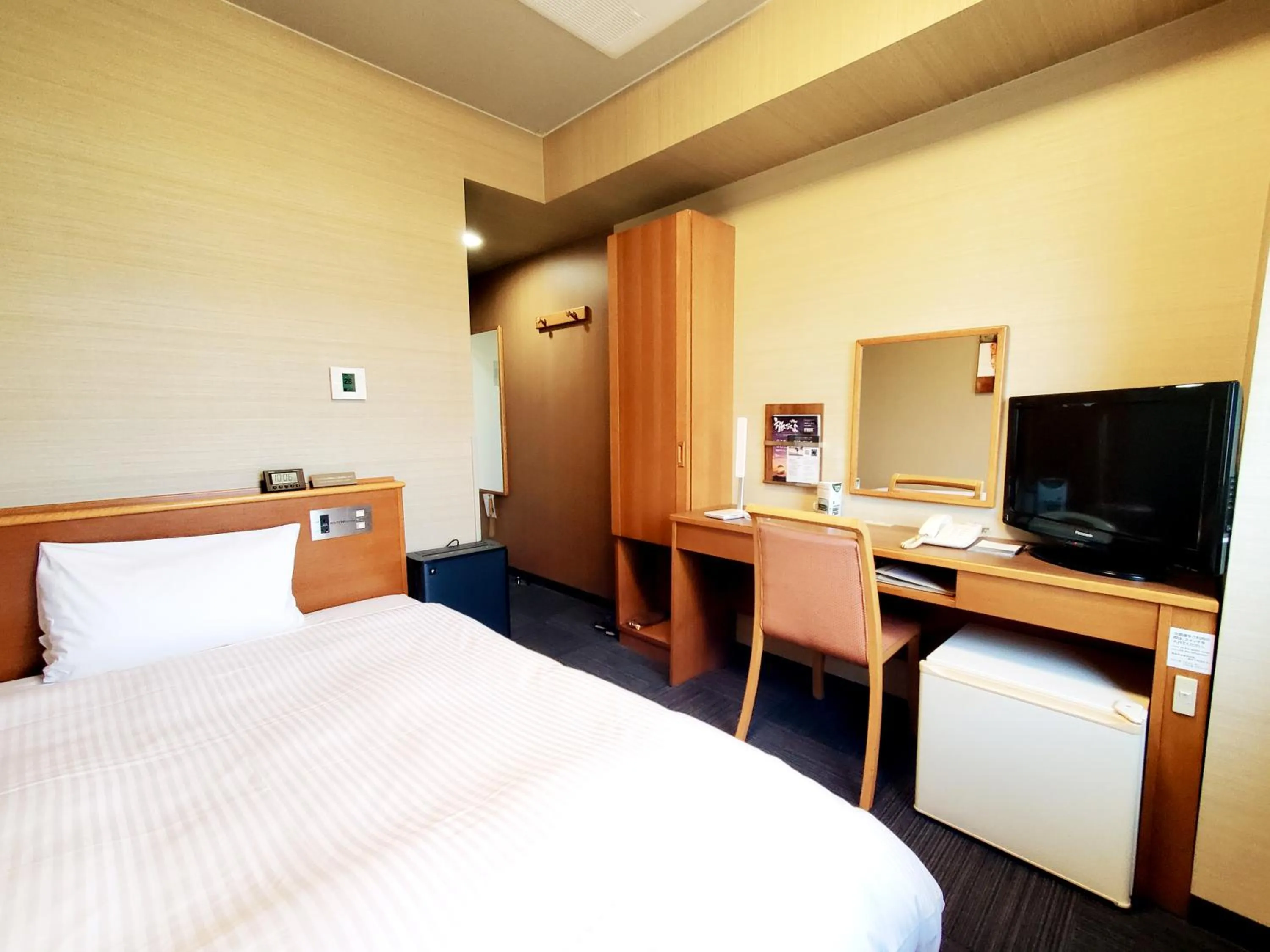 Photo of the whole room, Bed in Hotel Route-Inn Igaueno -Igaichinomiya Inter-