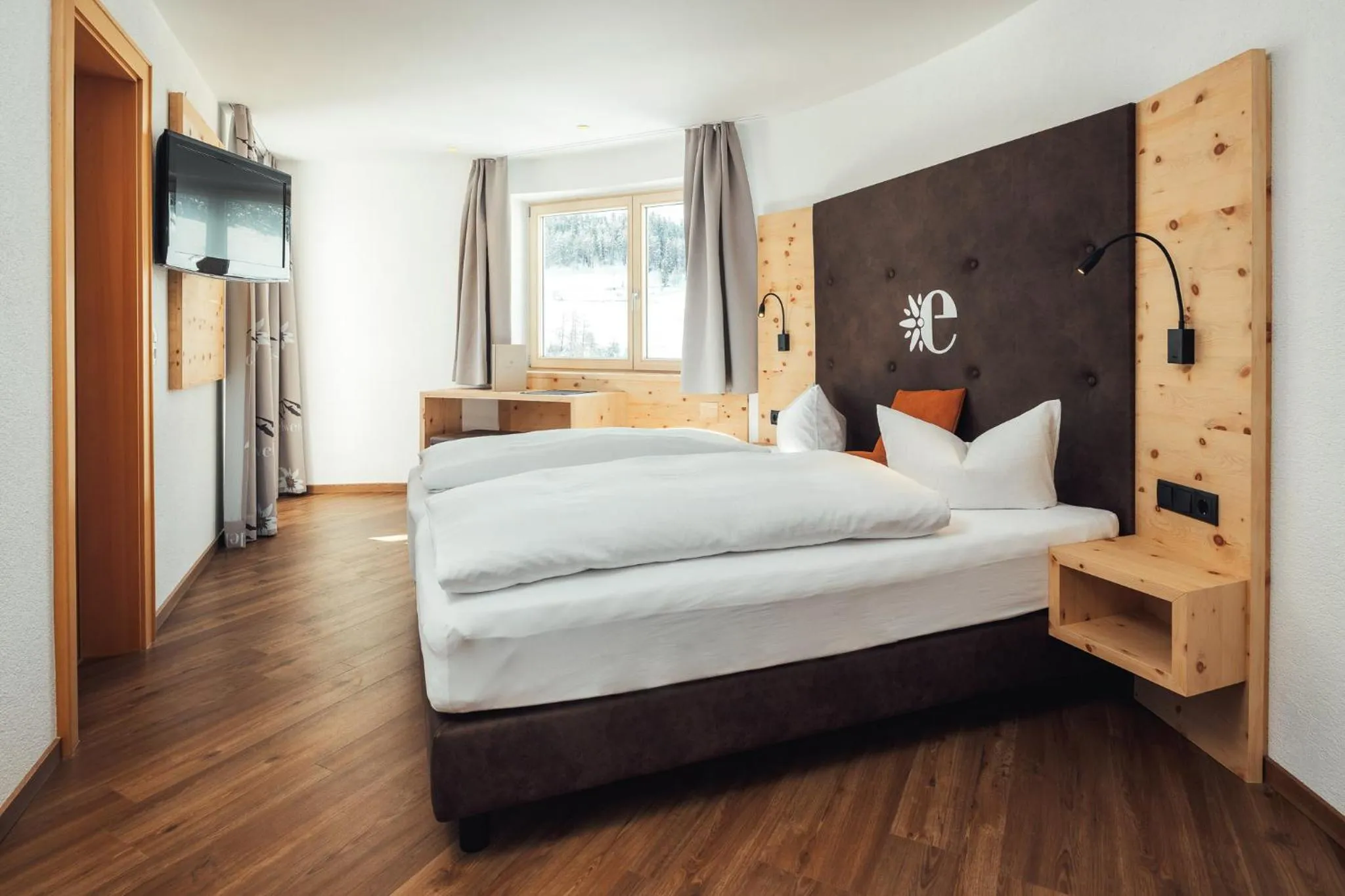 Photo of the whole room, Bed in Hotel Edelweiss Superior