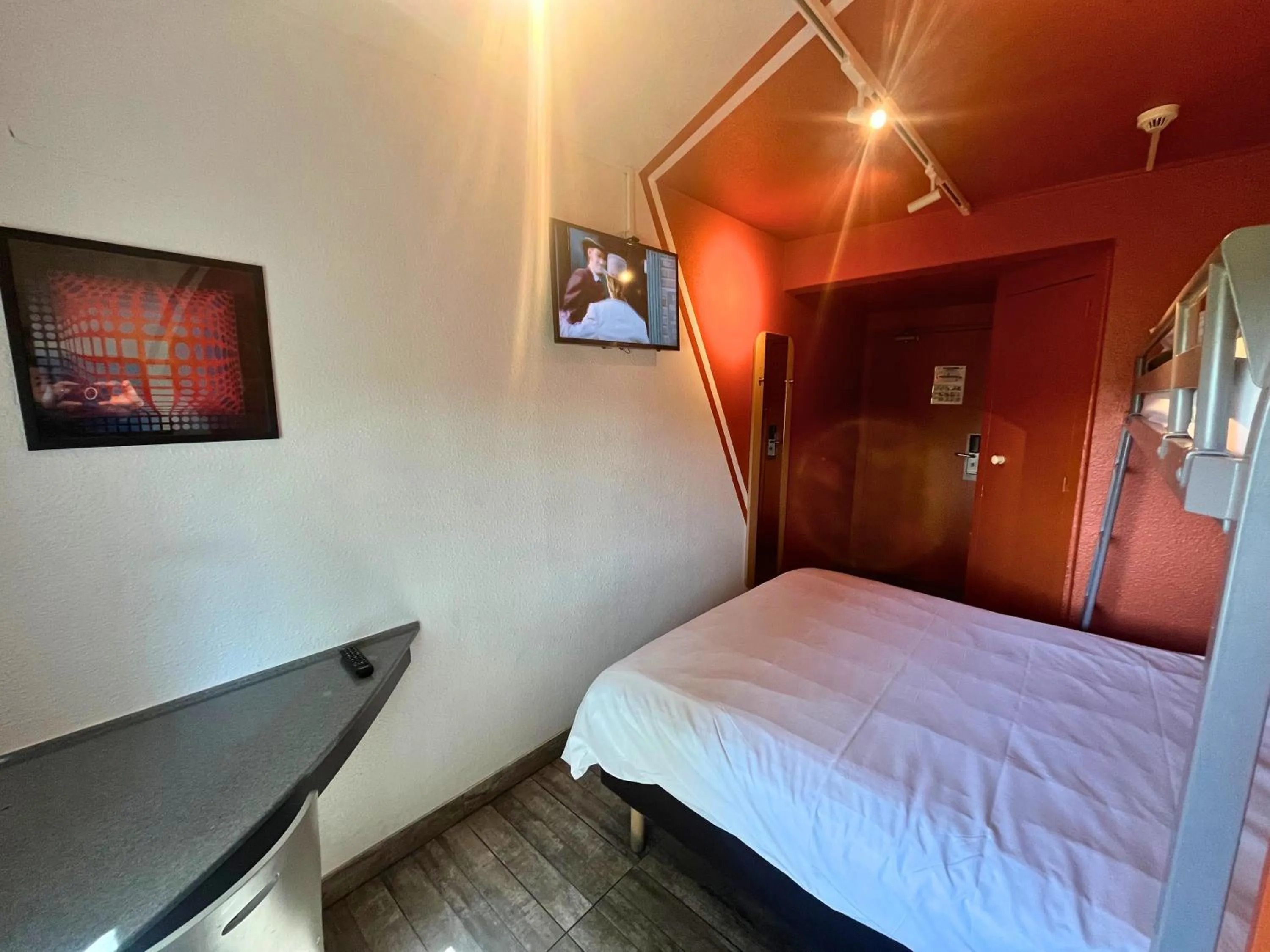 Bed in Egg Hôtel Sarcelles