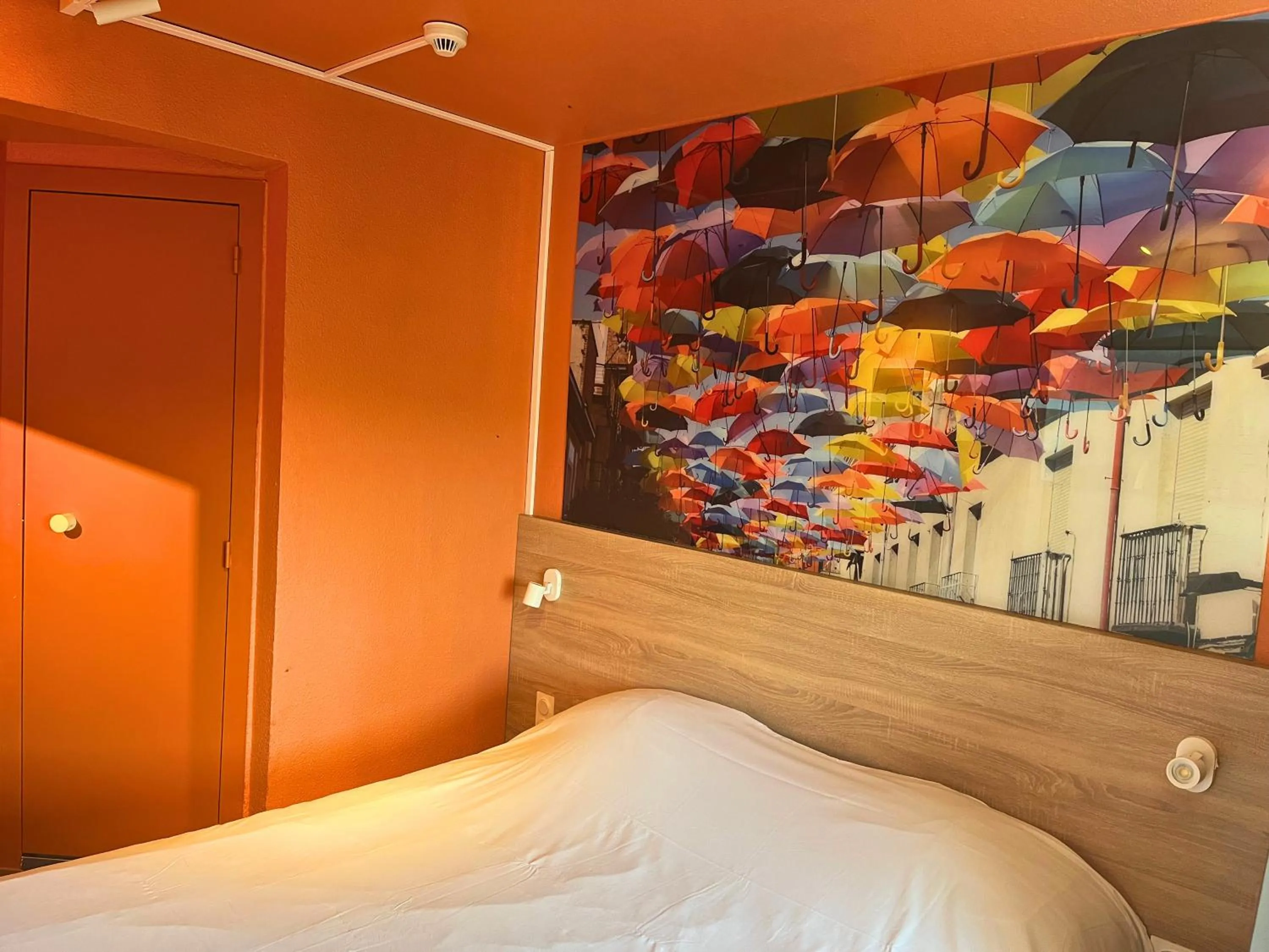 Bed in Egg Hôtel Sarcelles