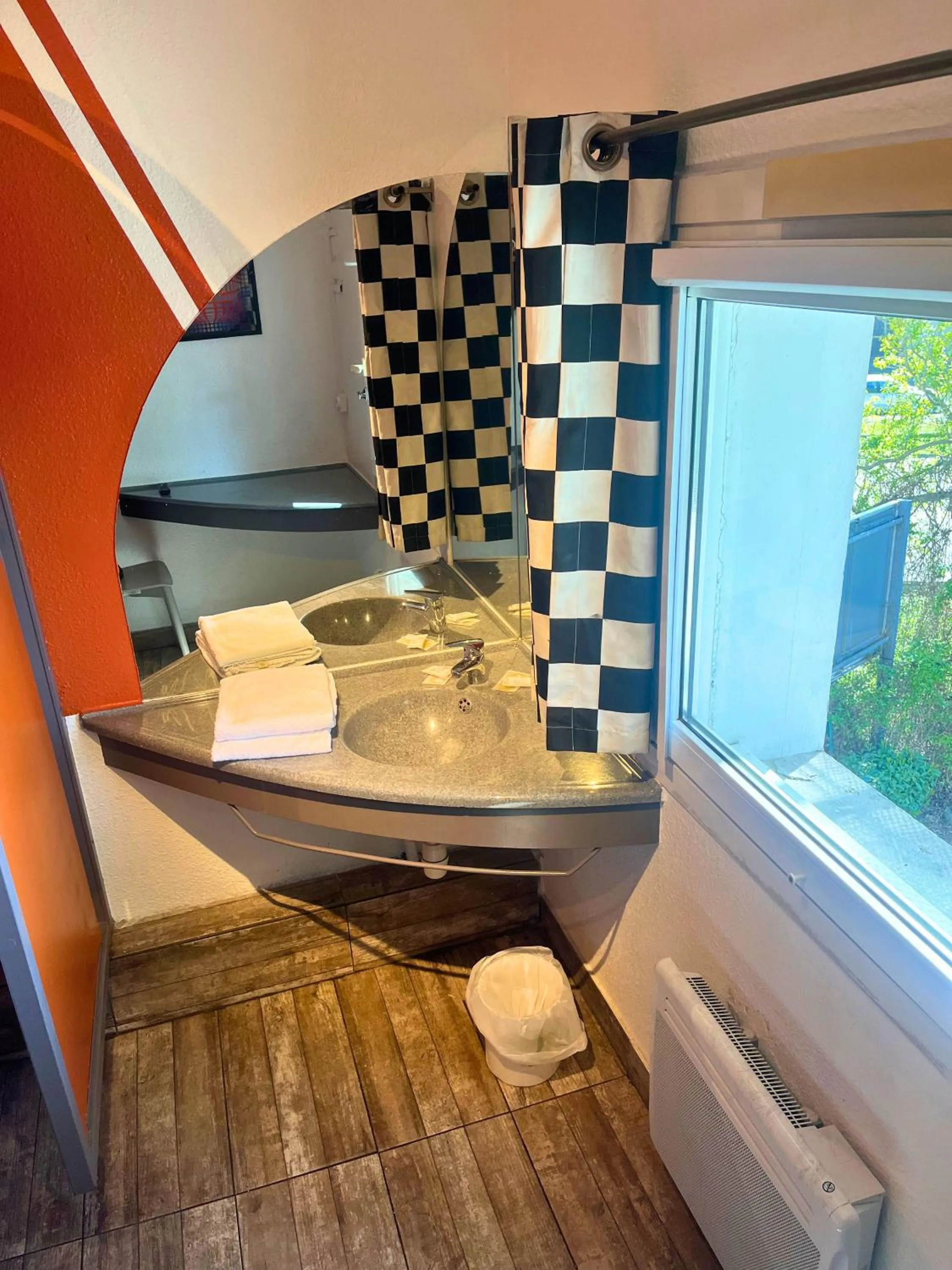 Egg Hôtel Sarcelles