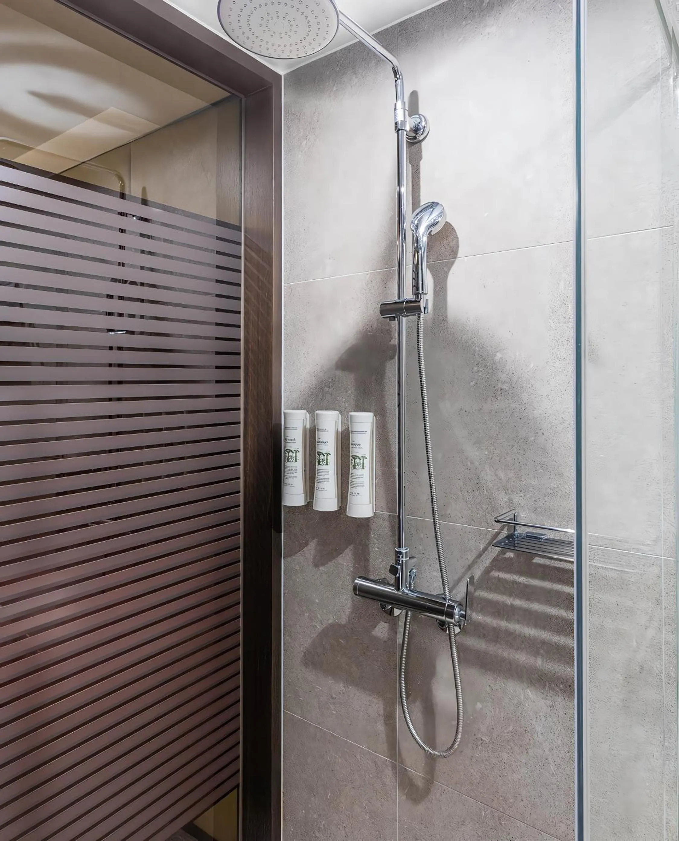 Shower in Golden Tulip Ever Yongin Hotel