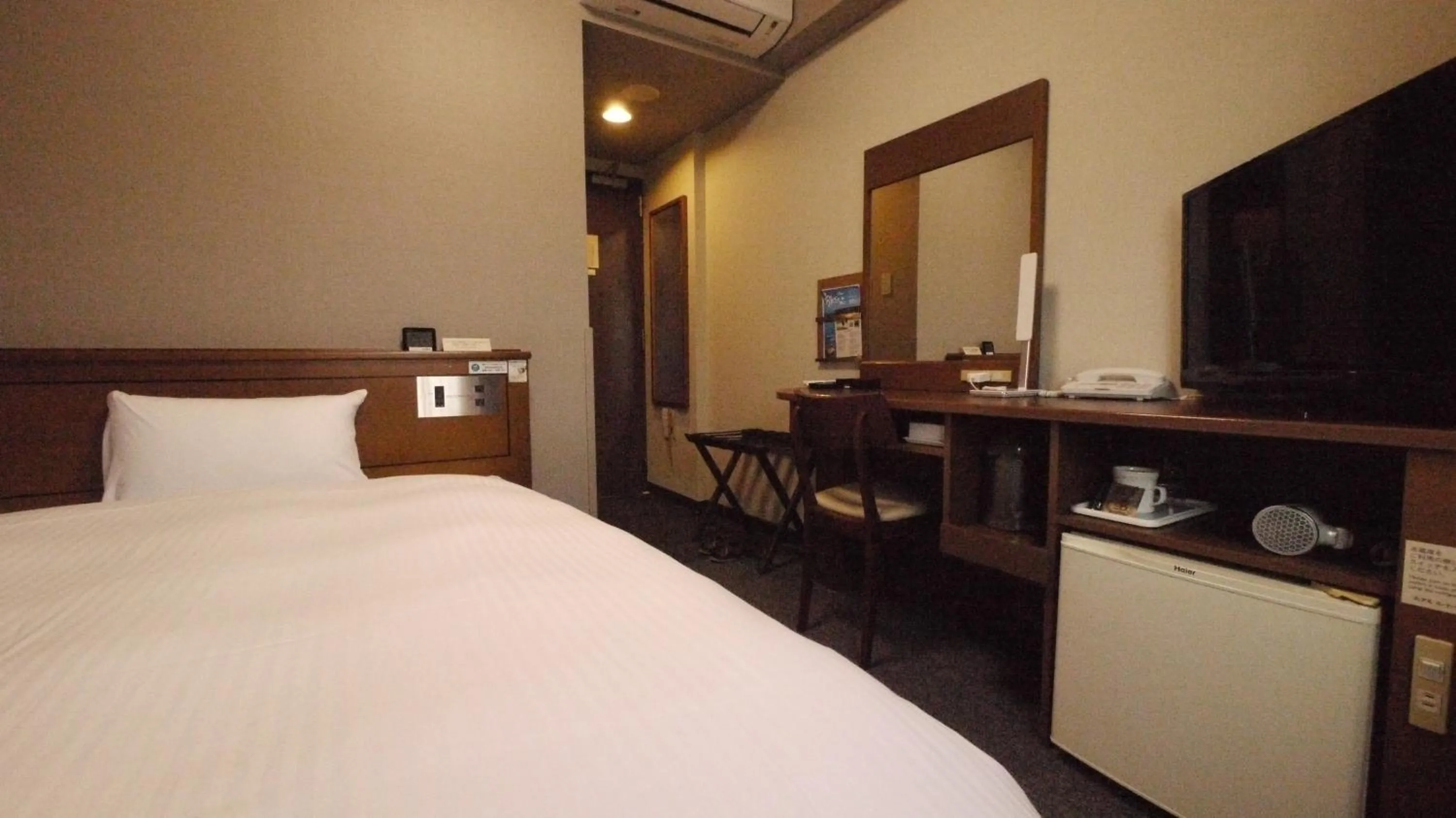 Photo of the whole room, Bed in Hotel Route-Inn Tsuruga Ekimae